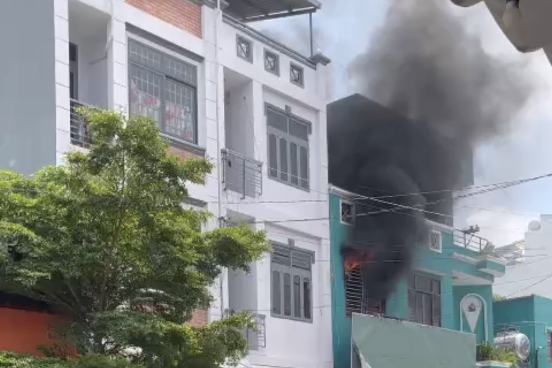 TP HCM: Cháy căn nhà 2 tầng, kịp cứu cụ bà 79 tuổi- Ảnh 1.