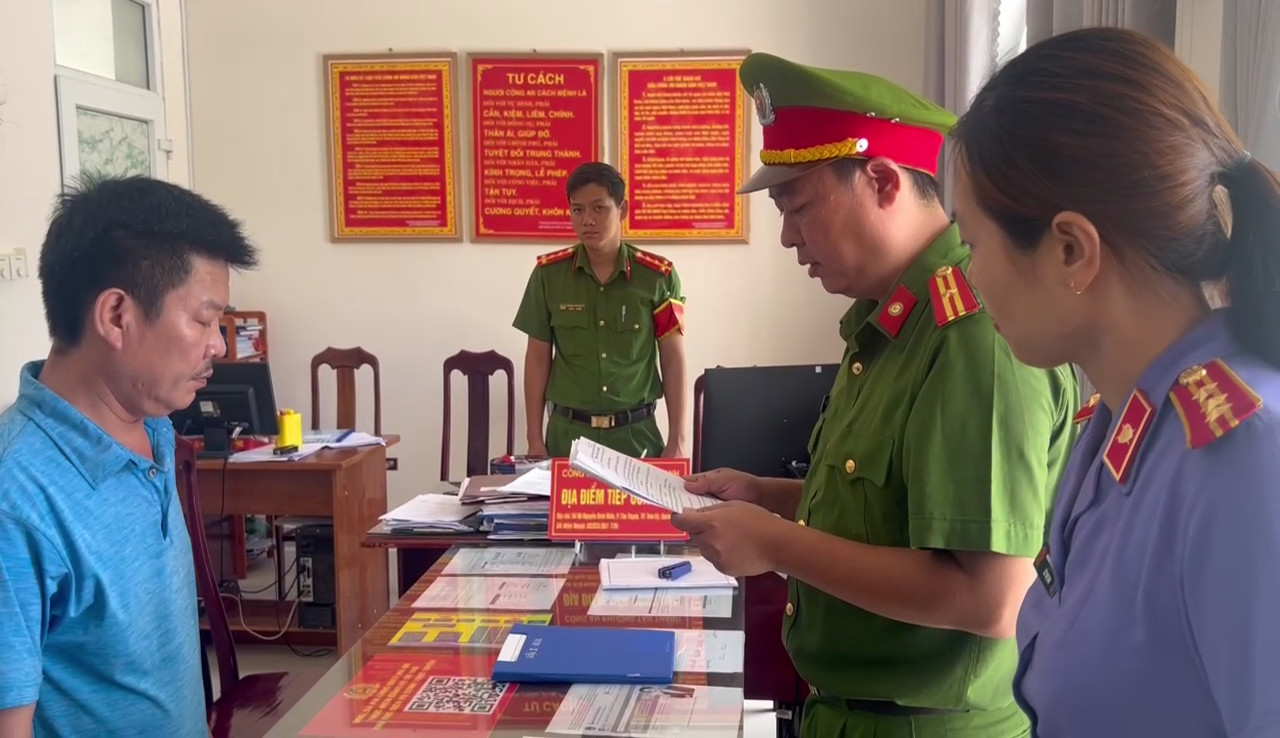 Nhận "bồi dưỡng", nam nh&acirc;n vi&ecirc;n văn ph&ograve;ng đăng k&yacute; đất đai bị bắt- Ảnh 1.