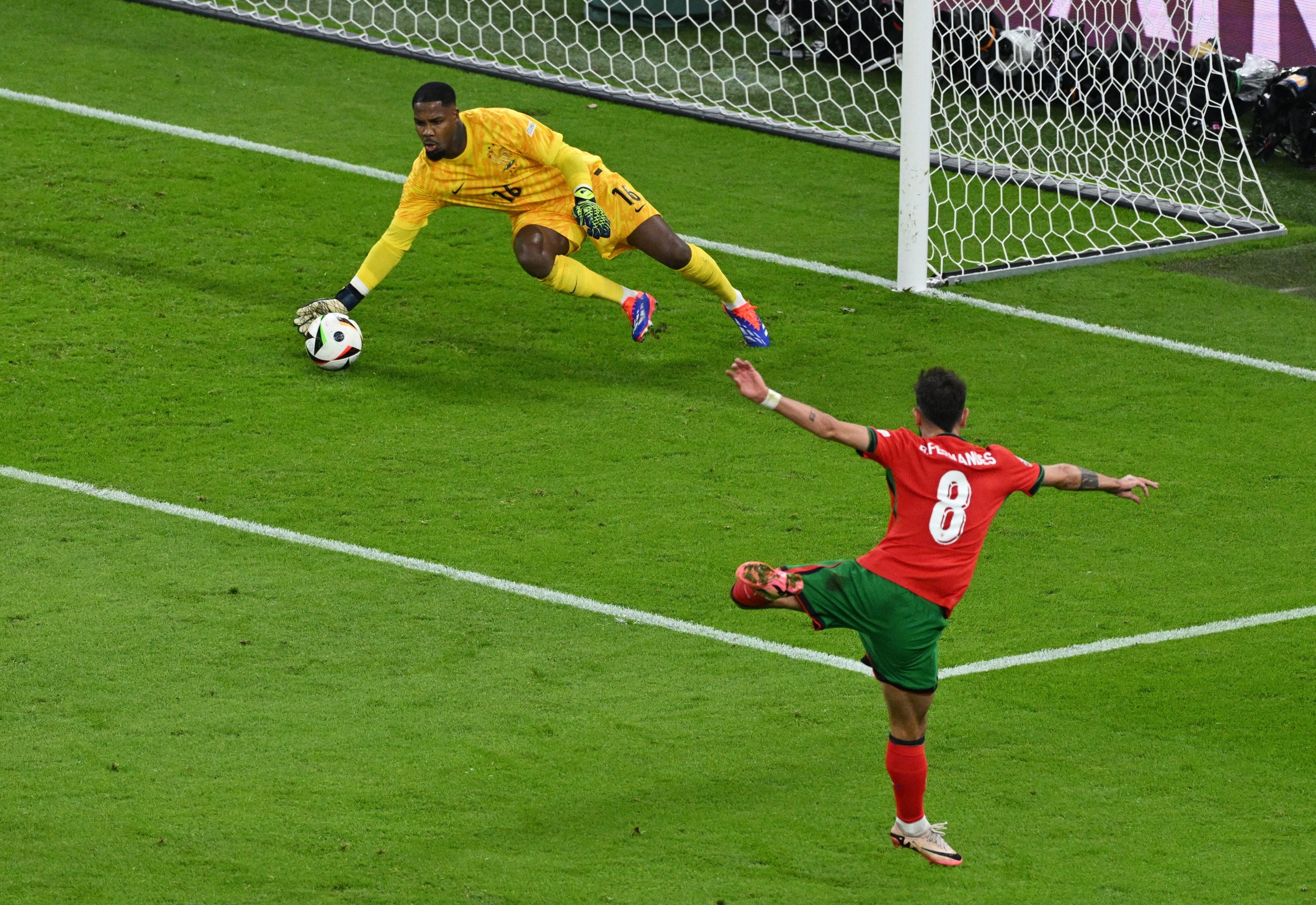 Euro 2024: Ph&aacute;p loại Bồ Đ&agrave;o Nha nhưng điểm của Mbappe tệ hơn Ronaldo- Ảnh 9.