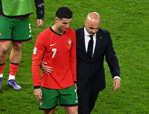 HLV Martinez quá tin dùng Ronaldo dù anh không còn đủ sắc sảo ở tuổi 39 Ảnh: REUTERS