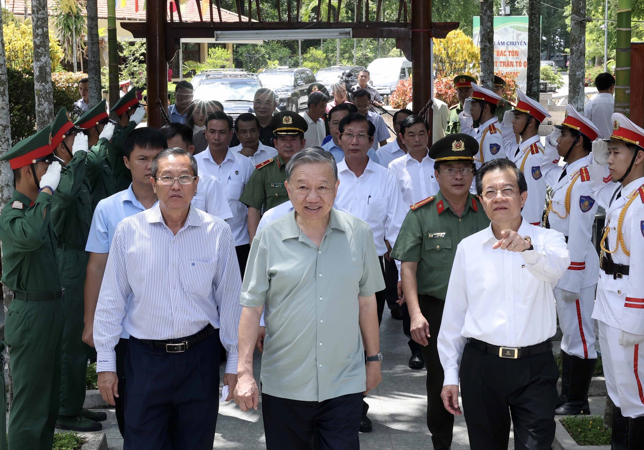 Chủ tịch nước T&ocirc; L&acirc;m đến d&acirc;ng hương tại Di t&iacute;ch Quốc gia đặc biệt Khu lưu niệm Chủ tịch T&ocirc;n Đức Thắng Ảnh: TTXVN