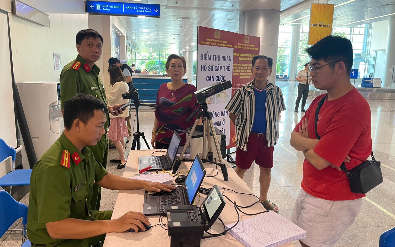 C&ocirc;ng an TP HCM tổ chức cấp căn cước tại S&acirc;n bay T&acirc;n Sơn Nhất