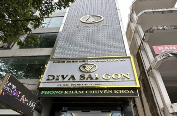 Sau phẫu thuật thẩm mỹ "v&ugrave;ng k&iacute;n", một phụ nữ sốc phản vệ bị bỏ mặc- Ảnh 1.
