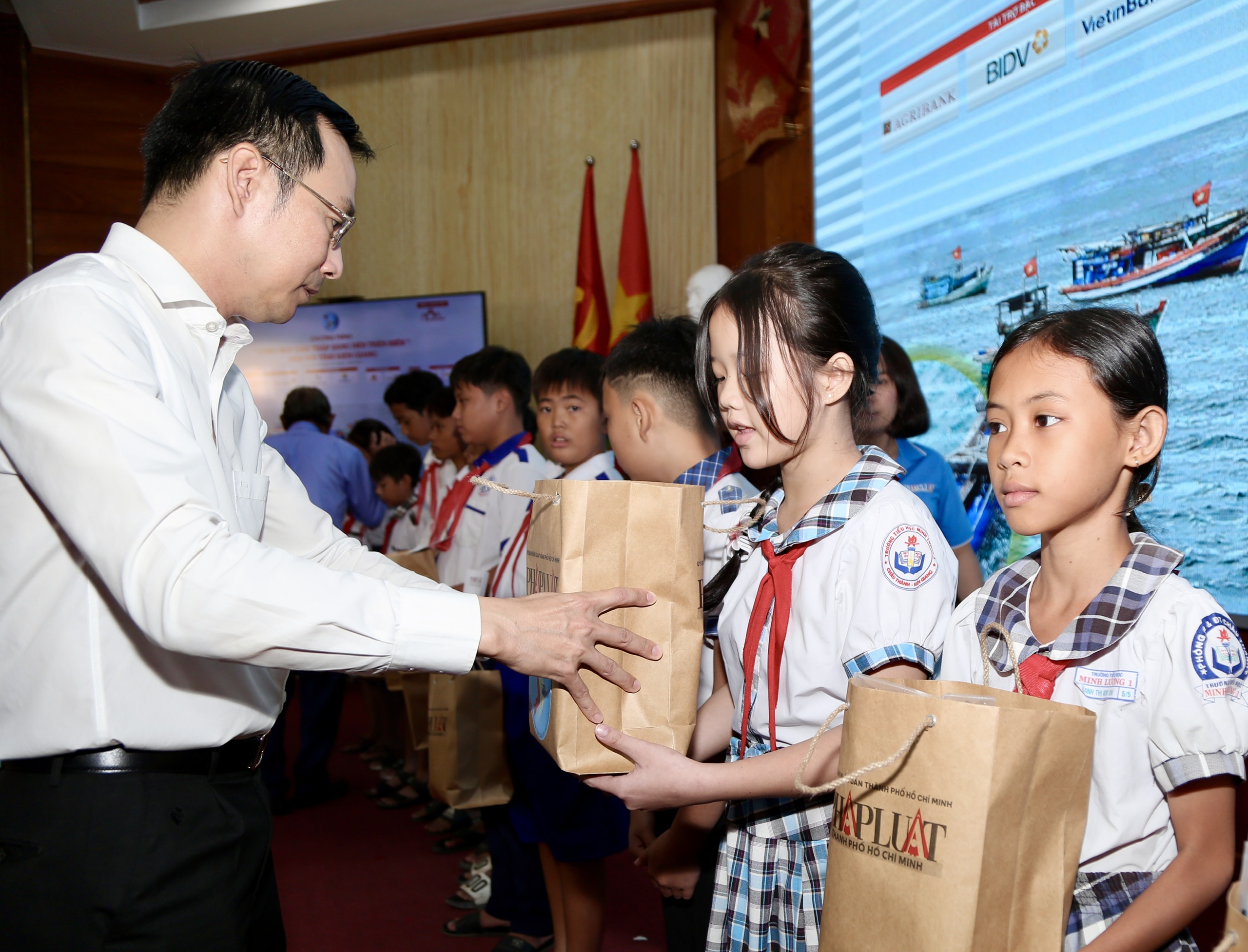 Chương tr&igrave;nh &ldquo;C&ugrave;ng ngư d&acirc;n thắp s&aacute;ng đ&egrave;n tr&ecirc;n biển&rdquo; đến tỉnh Ki&ecirc;n Giang- Ảnh 4.