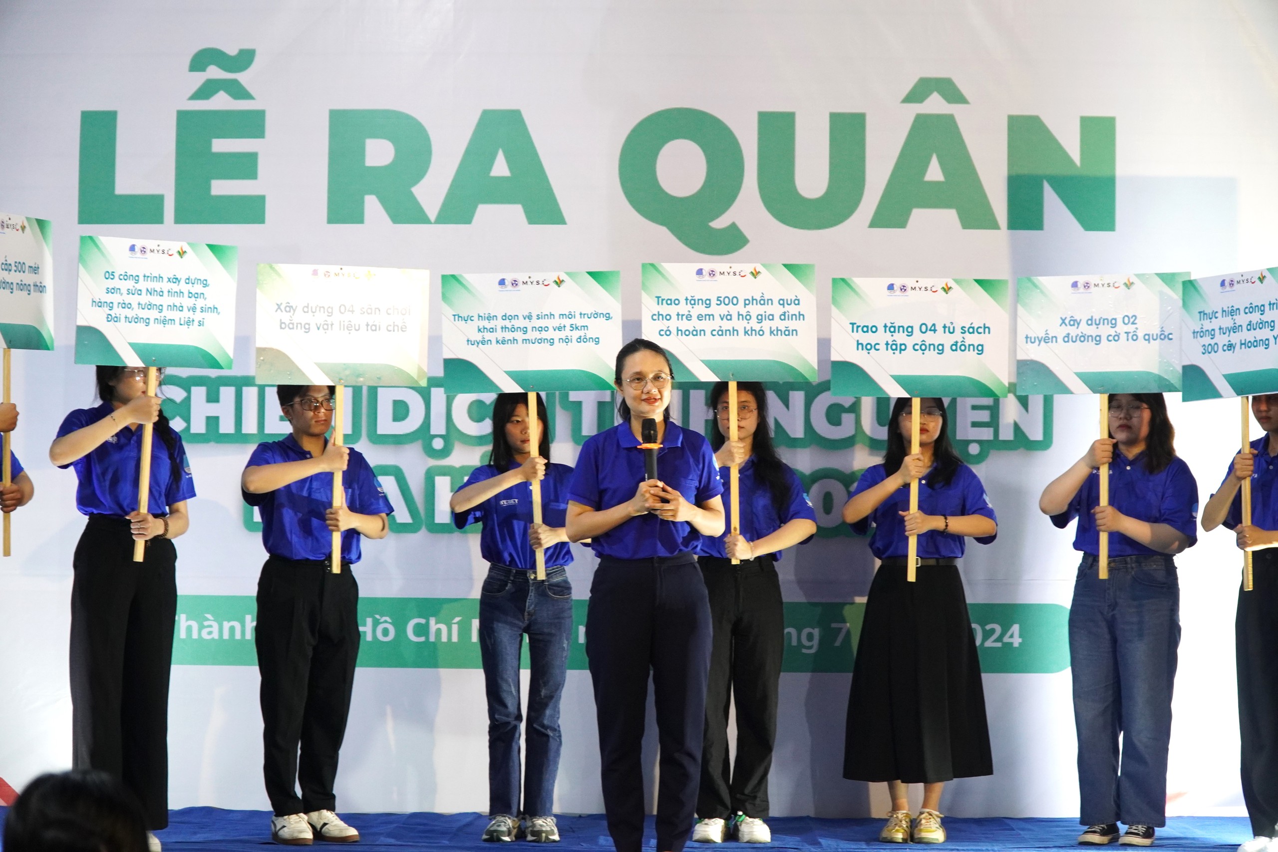 Tặng cờ Tổ quốc, suất hỗ trợ kinh phí học tập cho Đội Công tác xã hội Thanh niên TP HCM- Ảnh 1.