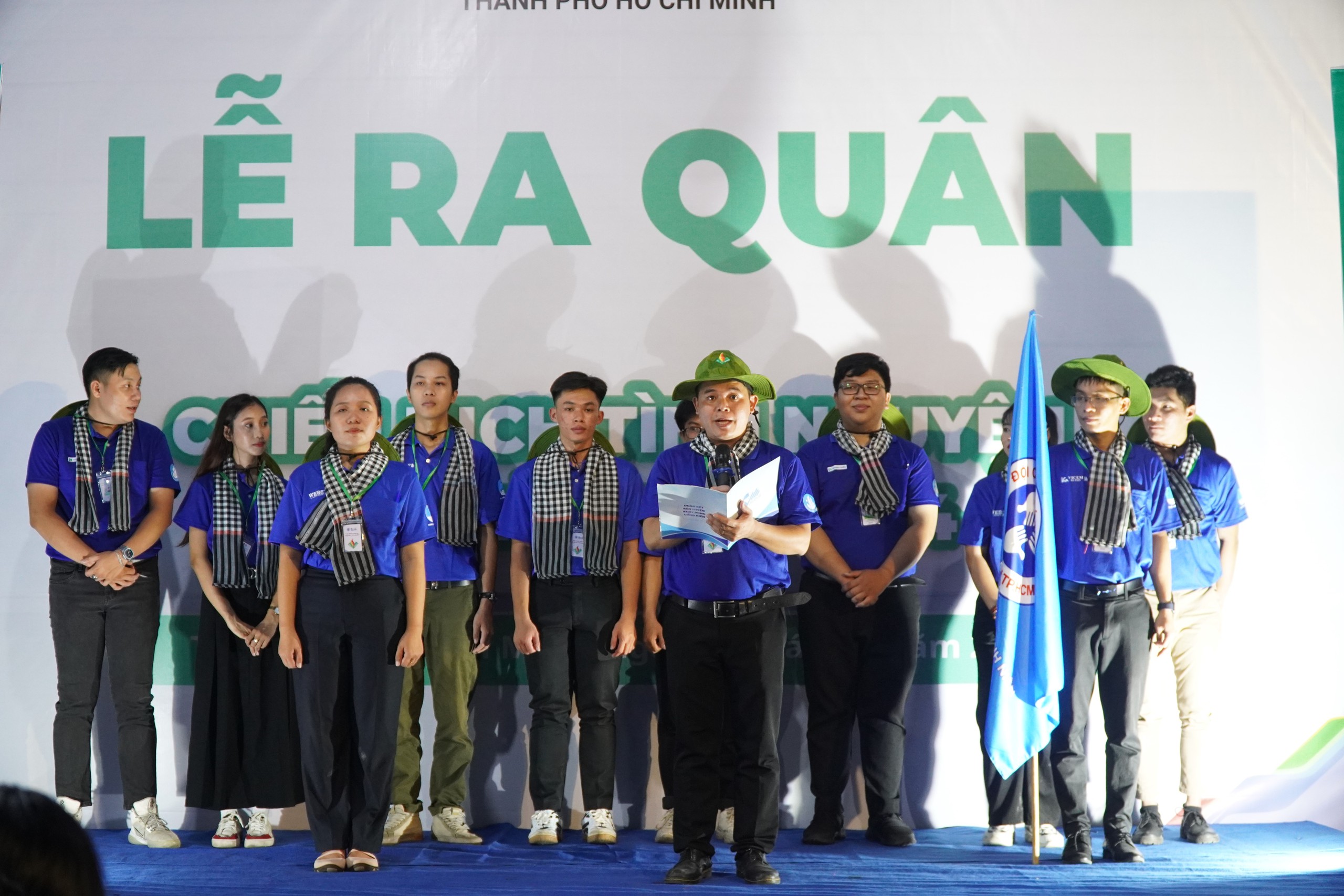 Tặng cờ Tổ quốc, suất hỗ trợ kinh phí học tập cho Đội Công tác xã hội Thanh niên TP HCM- Ảnh 3.