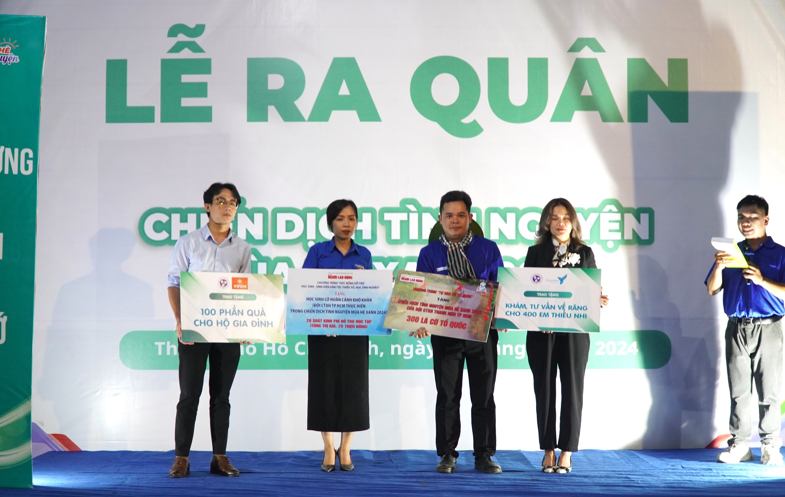 Tặng cờ Tổ quốc, suất hỗ trợ kinh phí học tập cho Đội Công tác xã hội Thanh niên TP HCM- Ảnh 2.