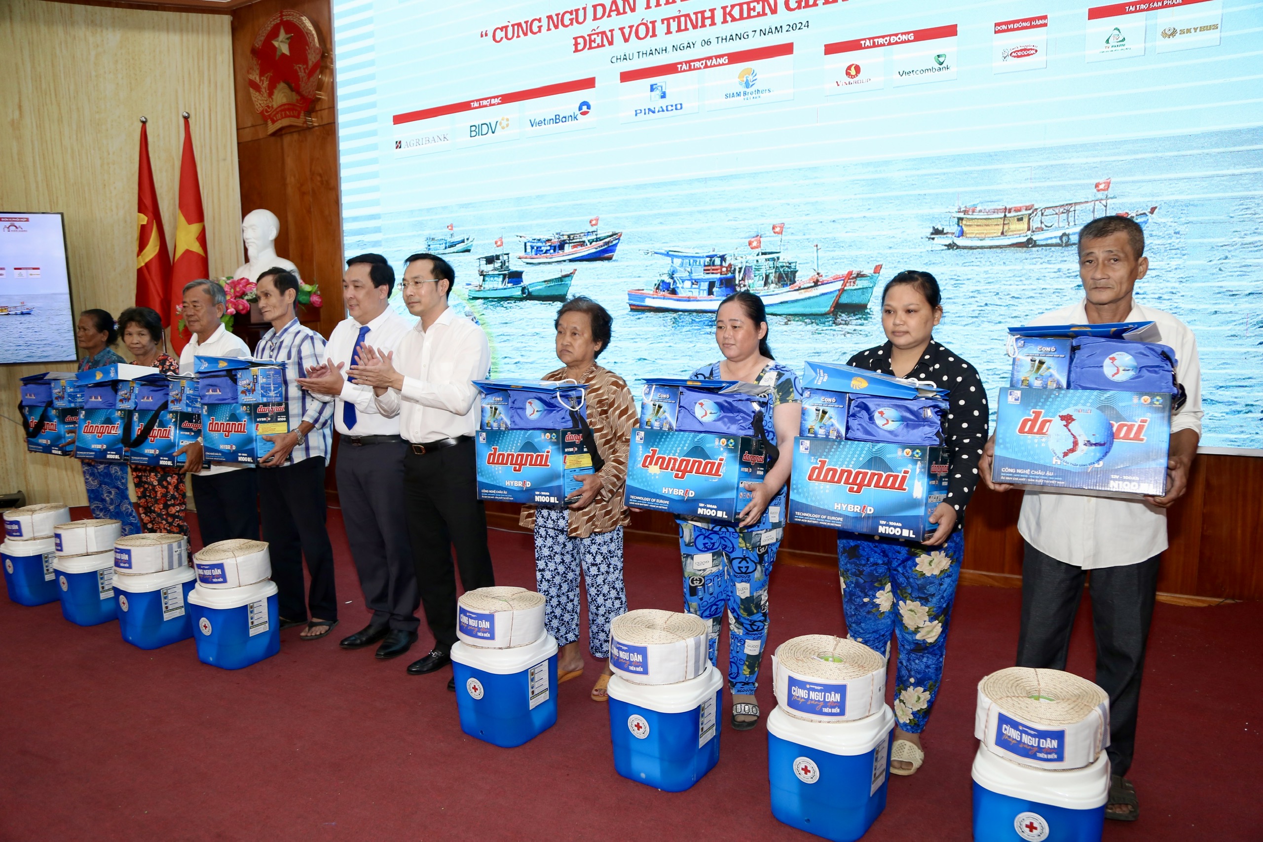 Chương tr&igrave;nh &ldquo;C&ugrave;ng ngư d&acirc;n thắp s&aacute;ng đ&egrave;n tr&ecirc;n biển&rdquo; đến tỉnh Ki&ecirc;n Giang- Ảnh 3.