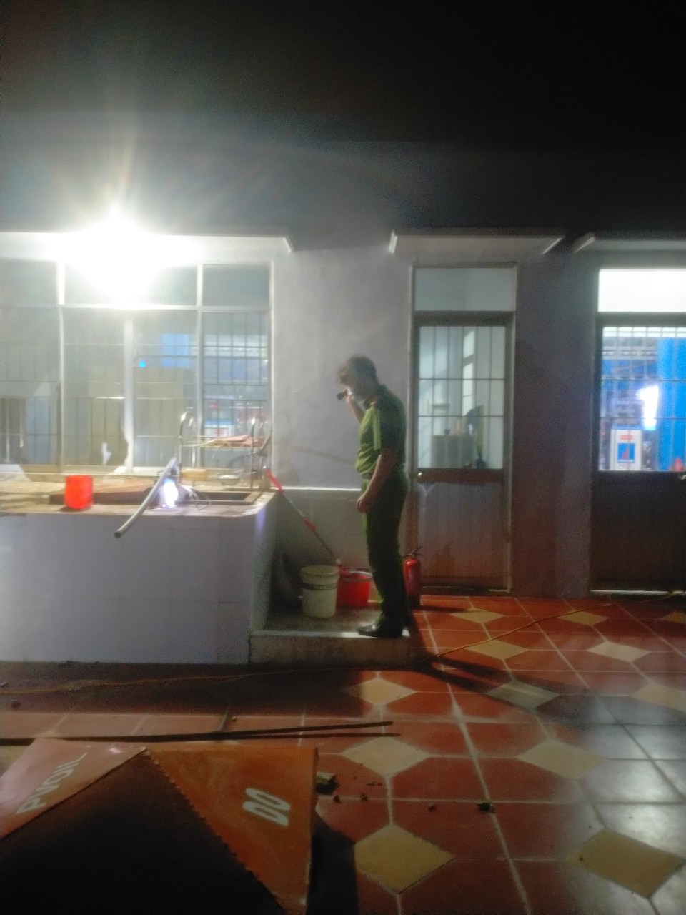 Mở nắp bồn nước trong c&acirc;y xăng, t&aacute; hoả thấy thi thể nổi lềnh bềnh- Ảnh 1.