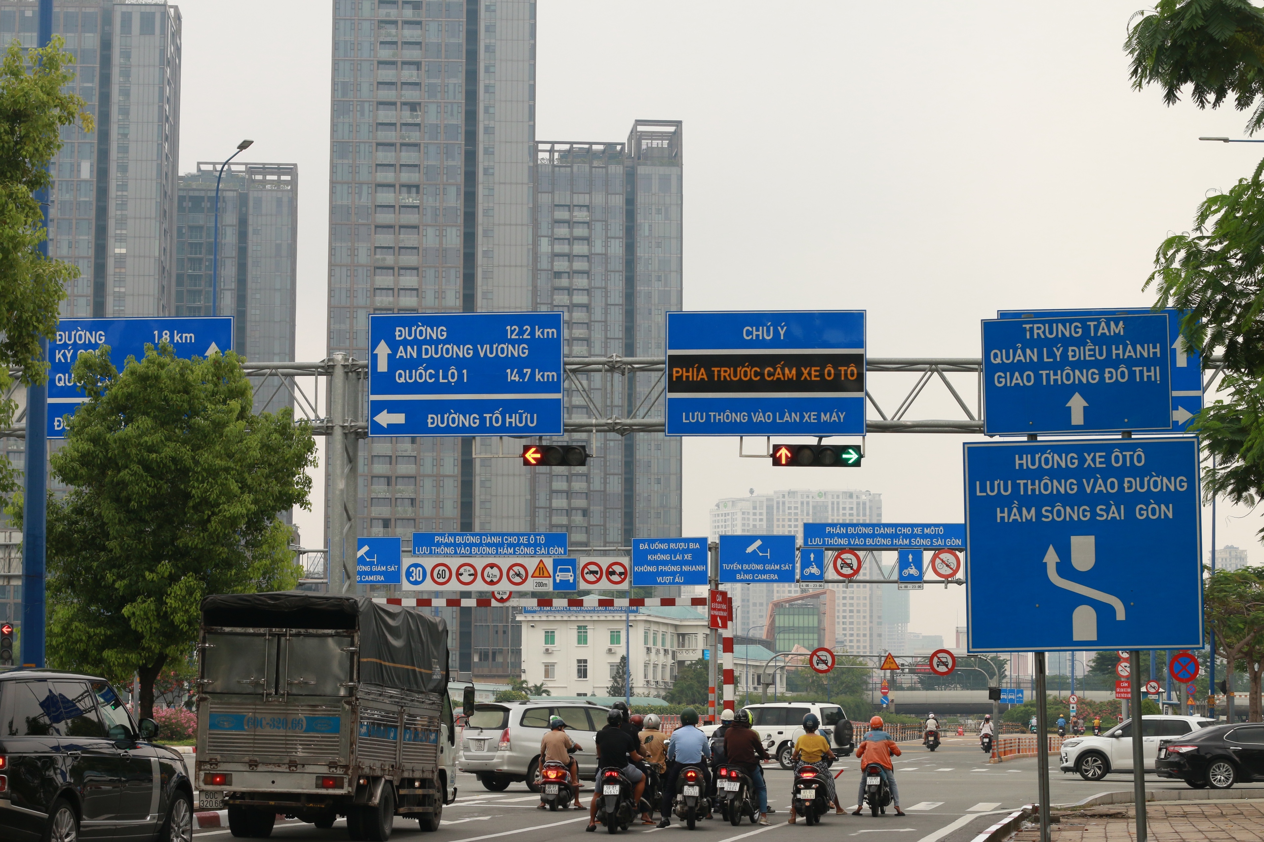 Th&iacute; điểm bỏ đếm gi&acirc;y tr&ecirc;n đ&egrave;n t&iacute;n hiệu giao th&ocirc;ng ở giao lộ đường Mai Ch&iacute; Thọ - Tố Hữu