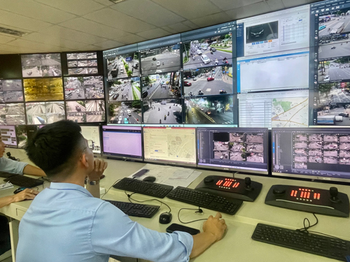 Hệ thống camera được c&aacute;c kỹ sư quan s&aacute;t tại Trung t&acirc;m Quản l&yacute; điều h&agrave;nh giao th&ocirc;ng đ&ocirc; thị TP HCM