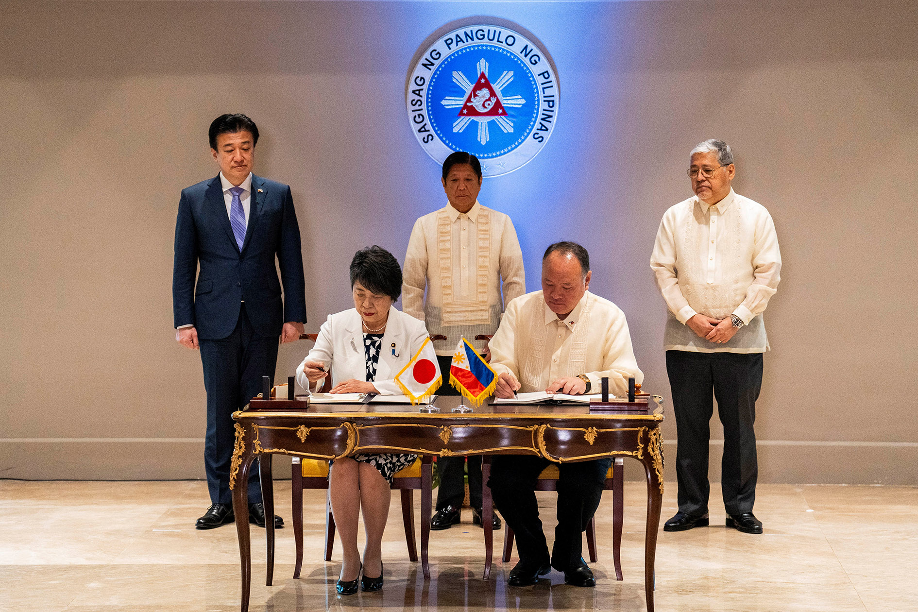 Bộ trưởng Ngoại giao Nhật Bản Yoko Kamikawa (trái) và Bộ trưởng Quốc phòng Philippines Gilberto Teodoro ký Thỏa thuận Tiếp cận Tương hỗ (RAA) tại thủ đô Manila - Philippines hôm 8-7 Ảnh: REUTERS