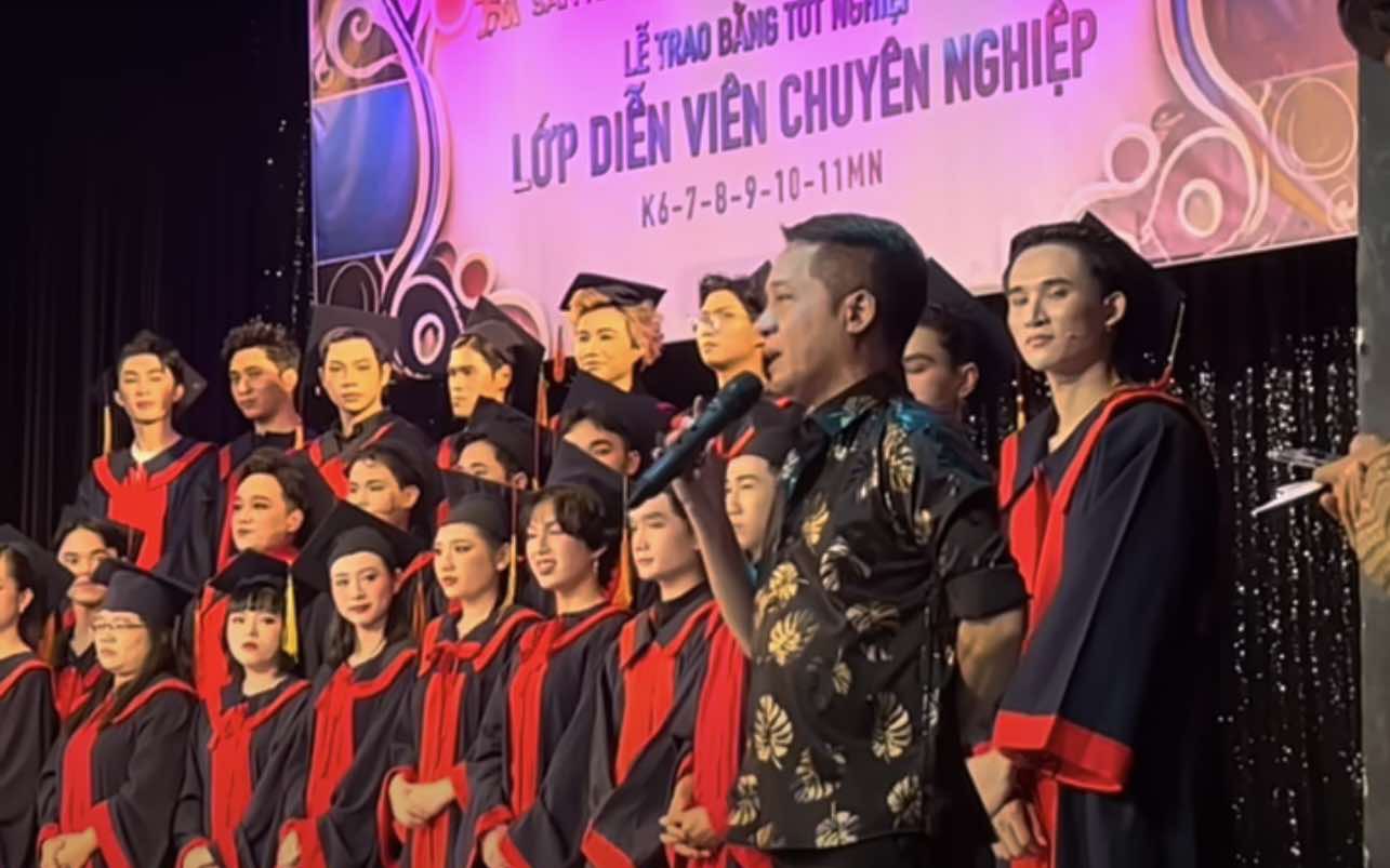 Vì sao NSƯT Minh Nhí xúc động trong ngày tốt nghiệp của 28 diễn viên trẻ?