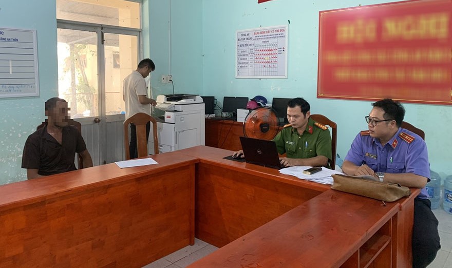 Bị cha dượng x&acirc;m hại, b&eacute; g&aacute;i 10 tuổi phải nhập viện cấp cứu- Ảnh 1.