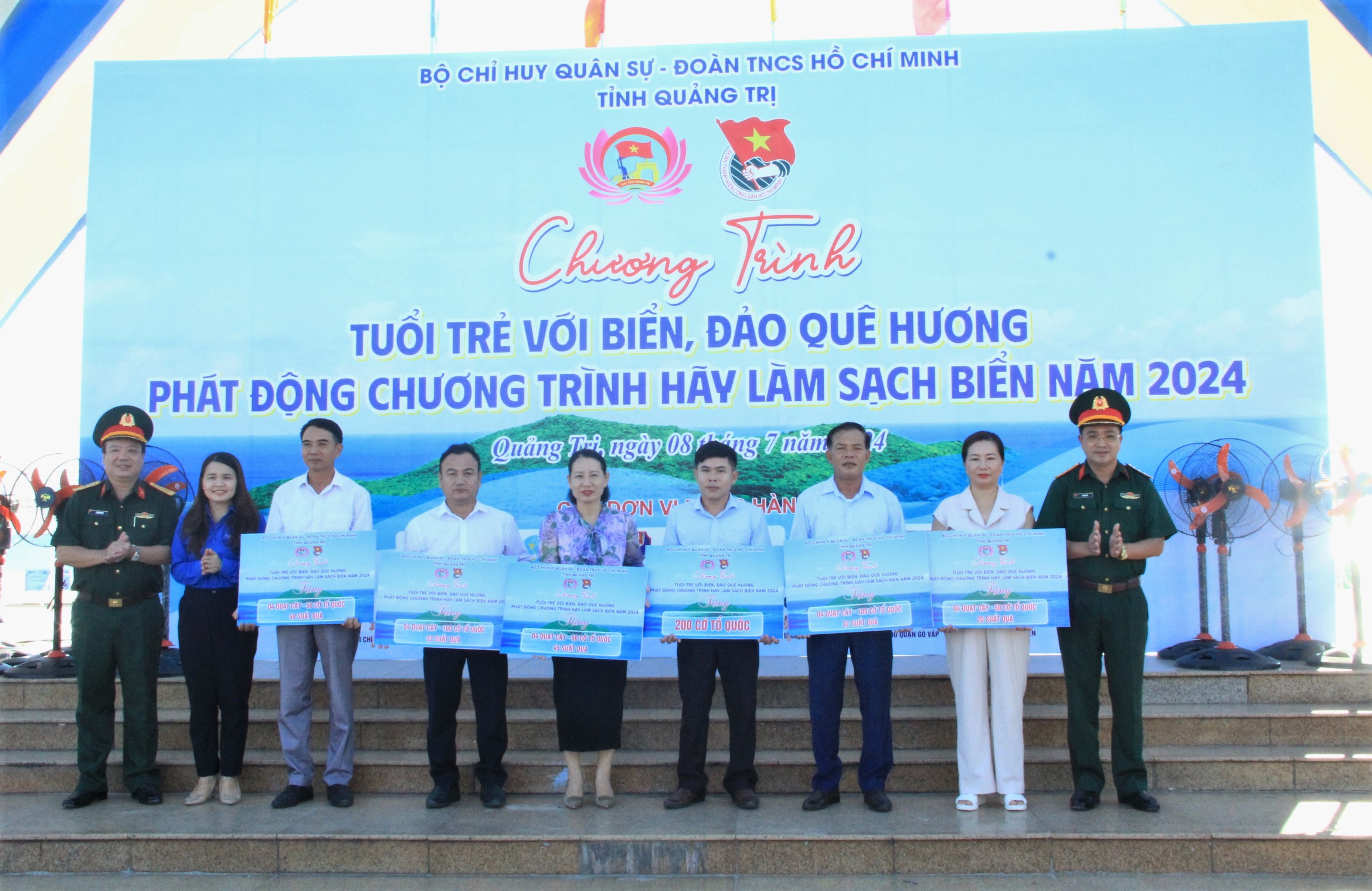 Tặng cờ Tổ quốc c&ugrave;ng nhiều suất qu&agrave; tại chương tr&igrave;nh "Tuổi trẻ với biển, đảo qu&ecirc; hương"- Ảnh 2.