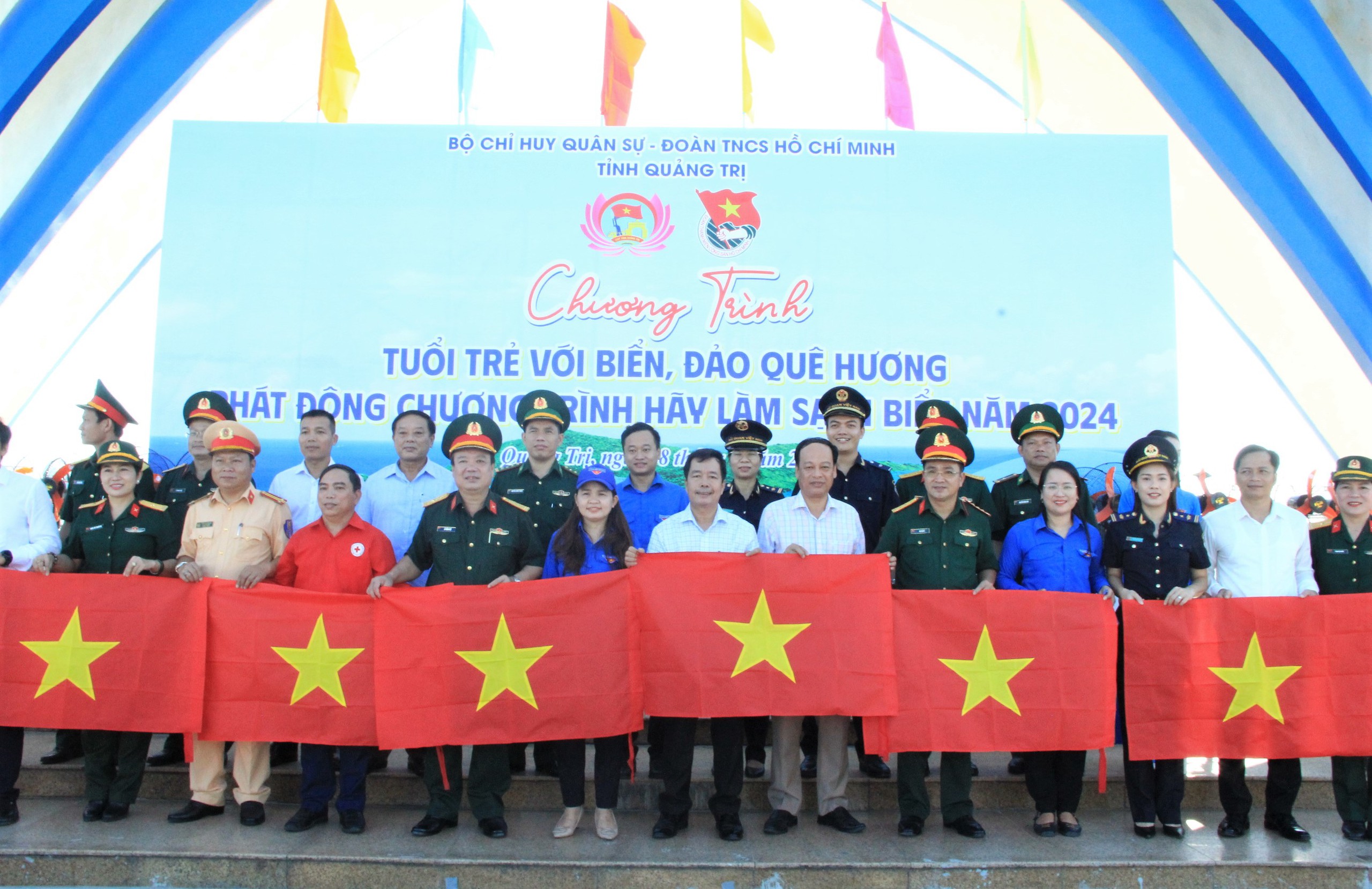 Tặng cờ Tổ quốc c&ugrave;ng nhiều suất qu&agrave; tại chương tr&igrave;nh "Tuổi trẻ với biển, đảo qu&ecirc; hương"- Ảnh 1.
