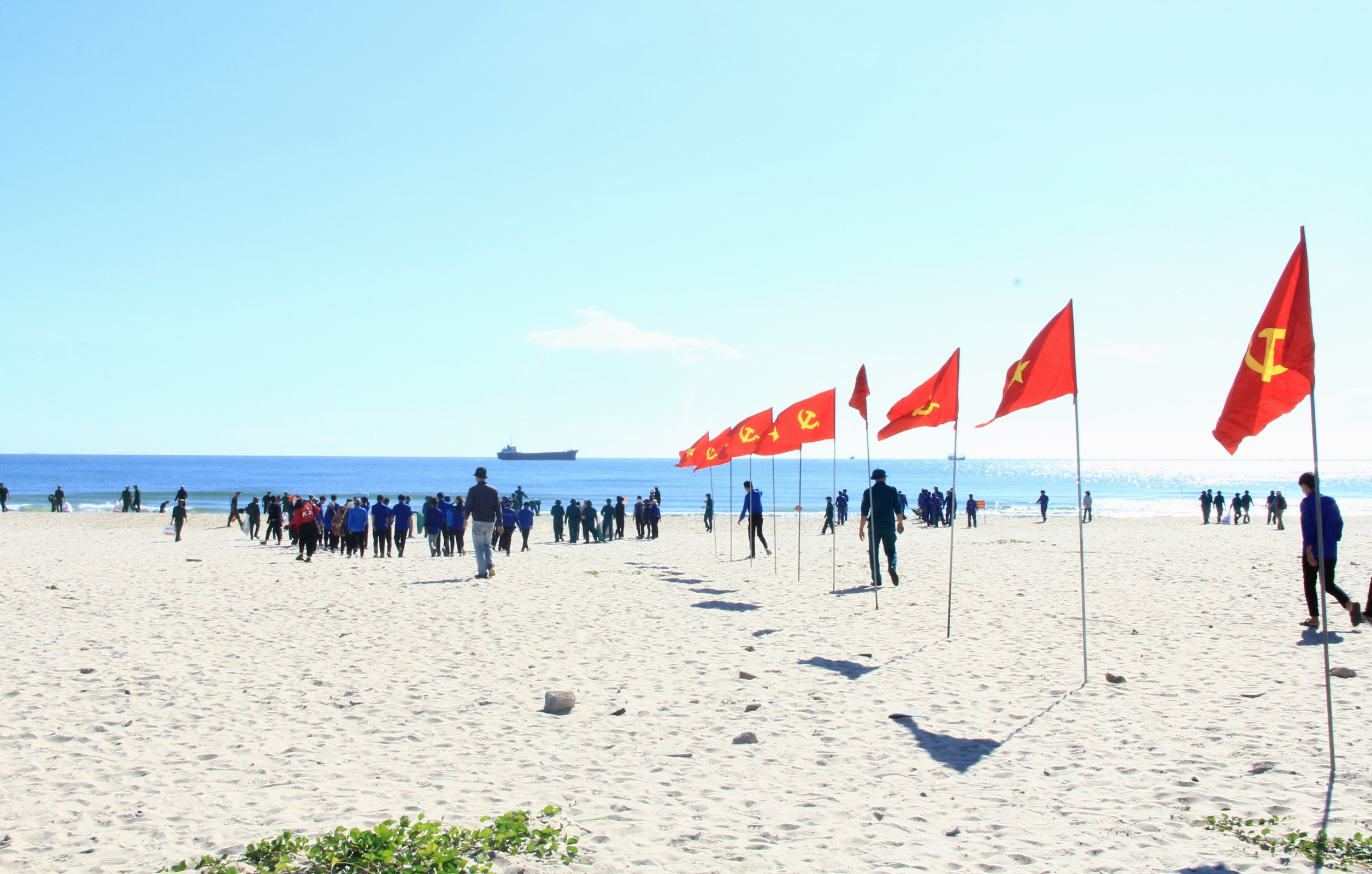 Tặng cờ Tổ quốc c&ugrave;ng nhiều suất qu&agrave; tại chương tr&igrave;nh "Tuổi trẻ với biển, đảo qu&ecirc; hương"- Ảnh 7.