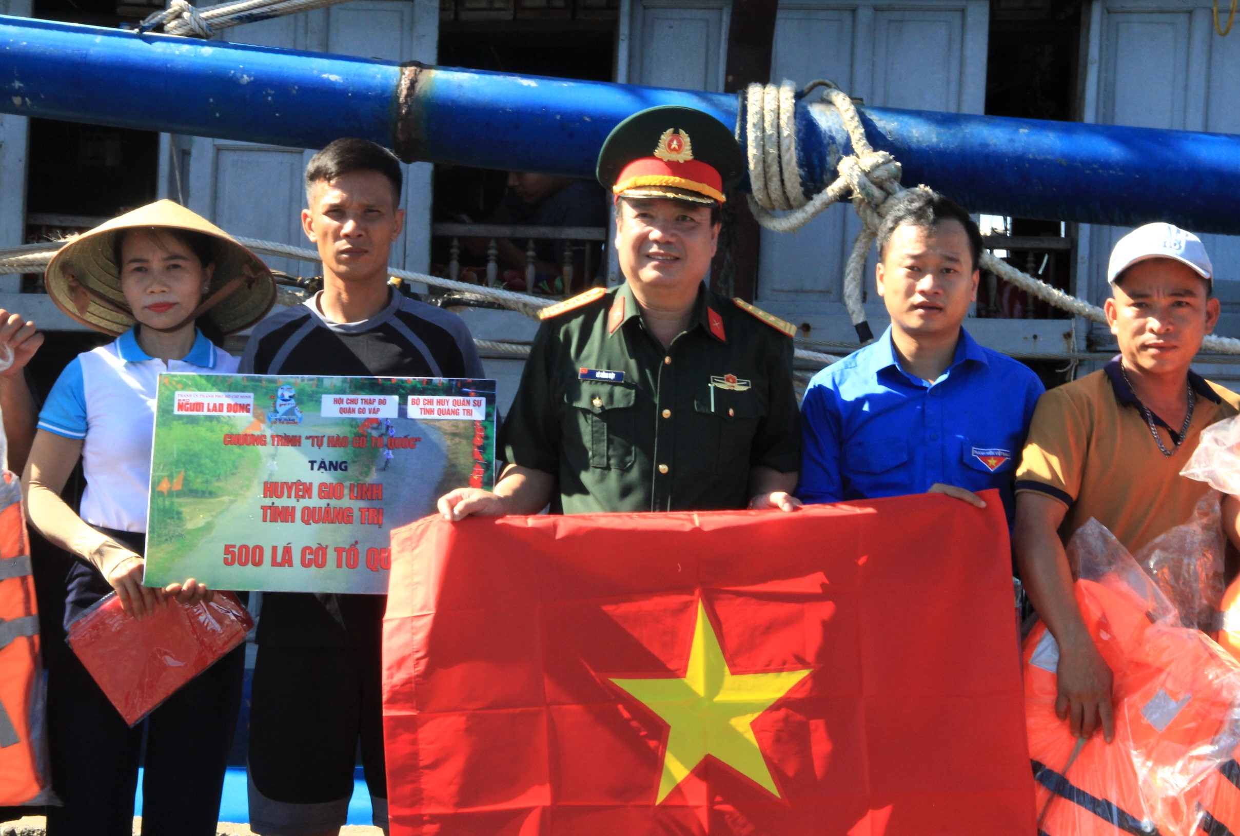 Tặng cờ Tổ quốc c&ugrave;ng nhiều suất qu&agrave; tại chương tr&igrave;nh "Tuổi trẻ với biển, đảo qu&ecirc; hương"- Ảnh 4.