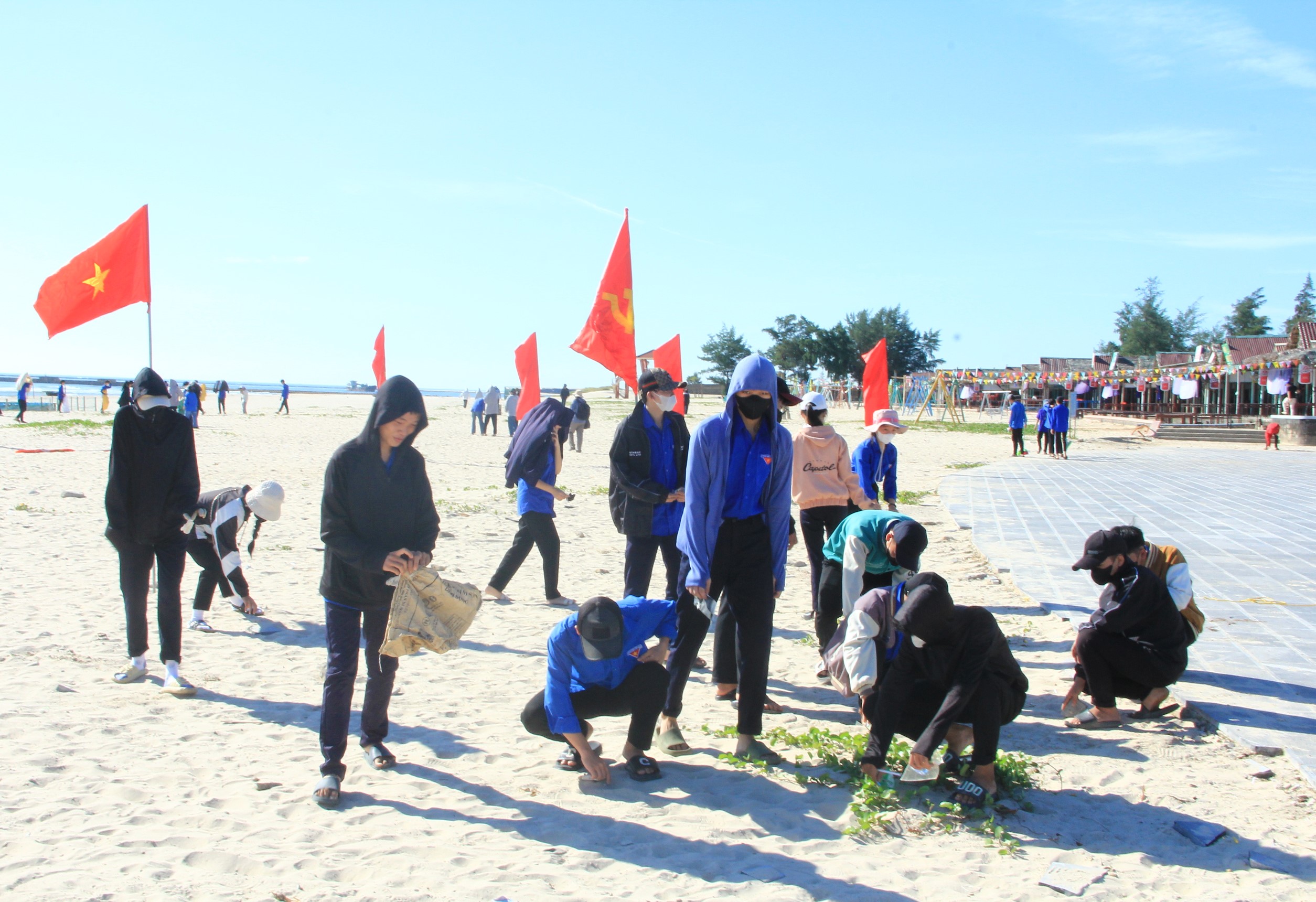 Tặng cờ Tổ quốc c&ugrave;ng nhiều suất qu&agrave; tại chương tr&igrave;nh "Tuổi trẻ với biển, đảo qu&ecirc; hương"- Ảnh 8.