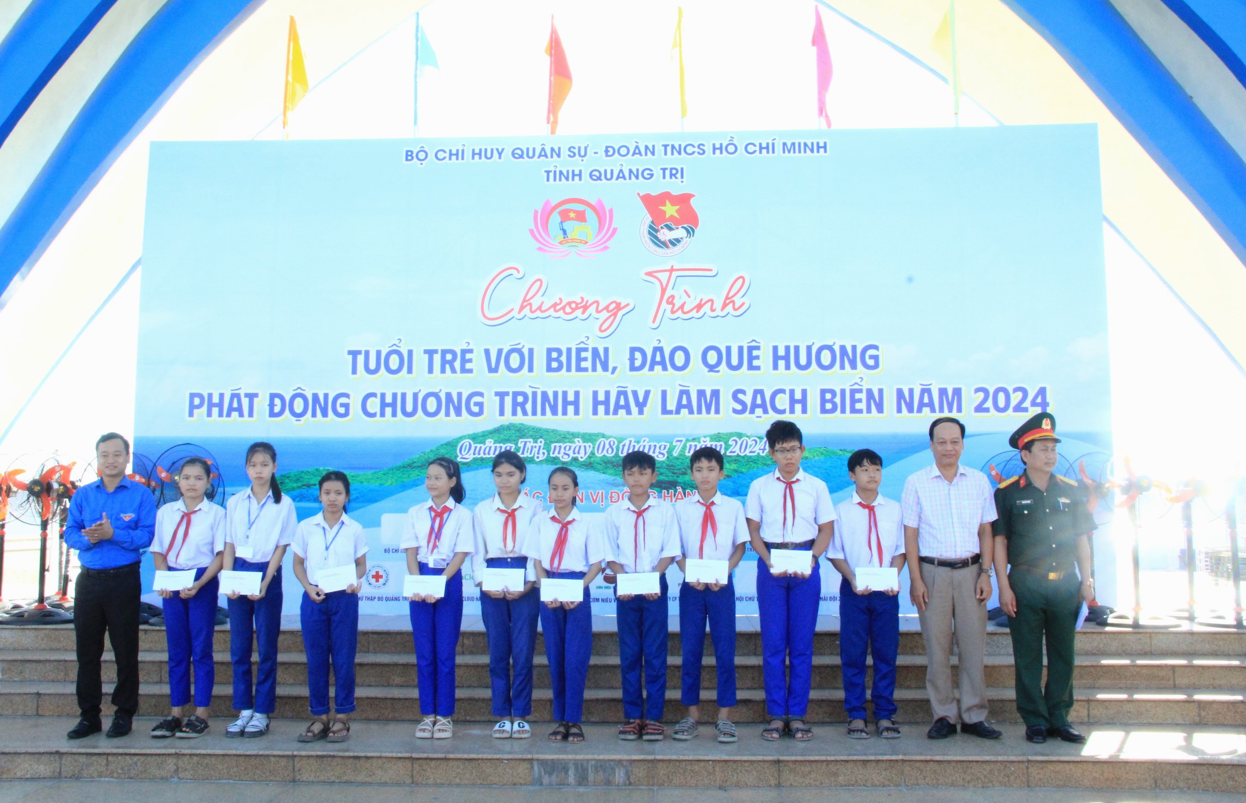 Tặng cờ Tổ quốc c&ugrave;ng nhiều suất qu&agrave; tại chương tr&igrave;nh "Tuổi trẻ với biển, đảo qu&ecirc; hương"- Ảnh 5.