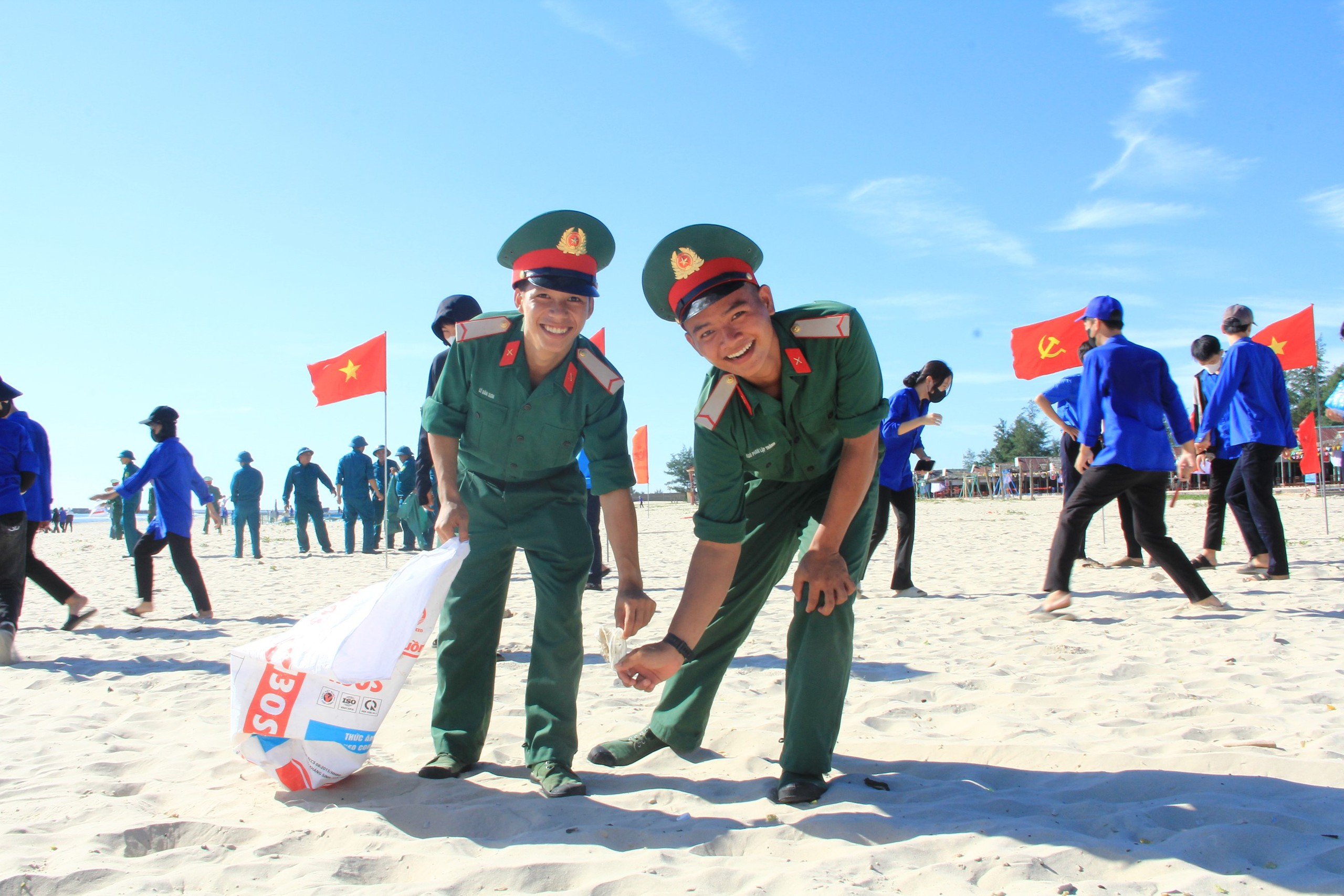 Tặng cờ Tổ quốc c&ugrave;ng nhiều suất qu&agrave; tại chương tr&igrave;nh "Tuổi trẻ với biển, đảo qu&ecirc; hương"- Ảnh 10.