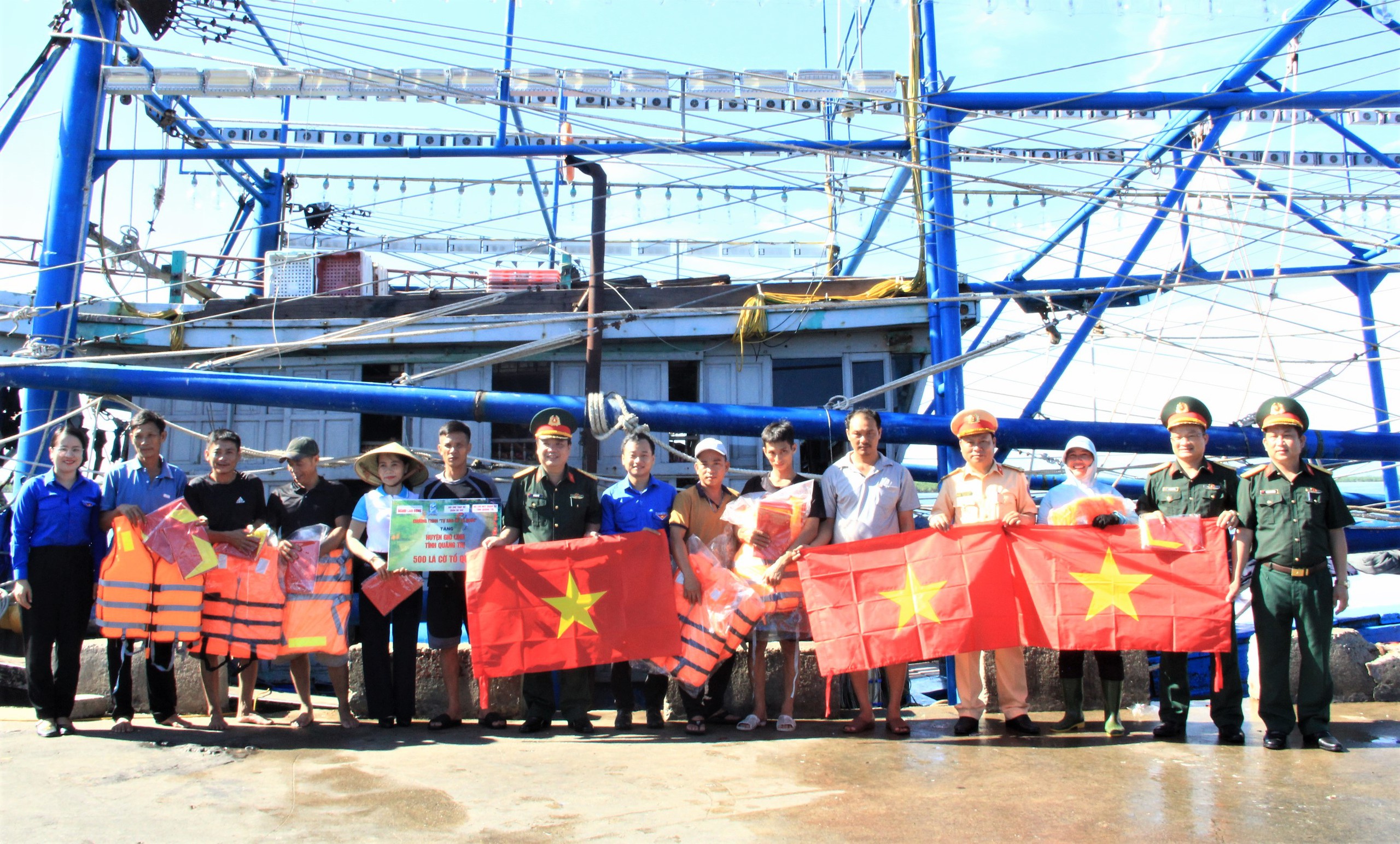Tặng cờ Tổ quốc c&ugrave;ng nhiều suất qu&agrave; tại chương tr&igrave;nh "Tuổi trẻ với biển, đảo qu&ecirc; hương"- Ảnh 3.