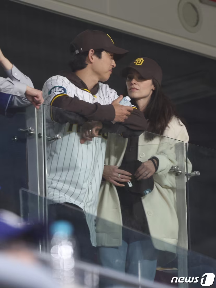 Song Joong-ki th&ecirc;m con, 