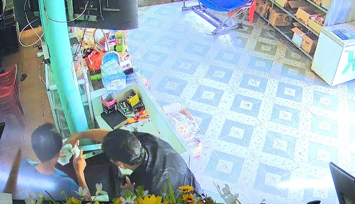 Hai người đàn ông Iran dùng thuật
