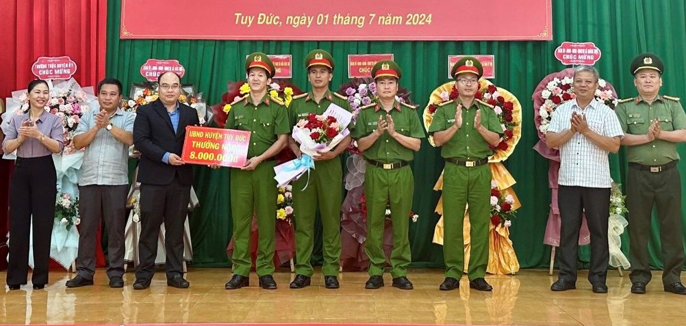 Bắt giữ đ&ocirc;i vợ chồng mua 1 b&aacute;nh heroin về b&aacute;n lẻ- Ảnh 2.
