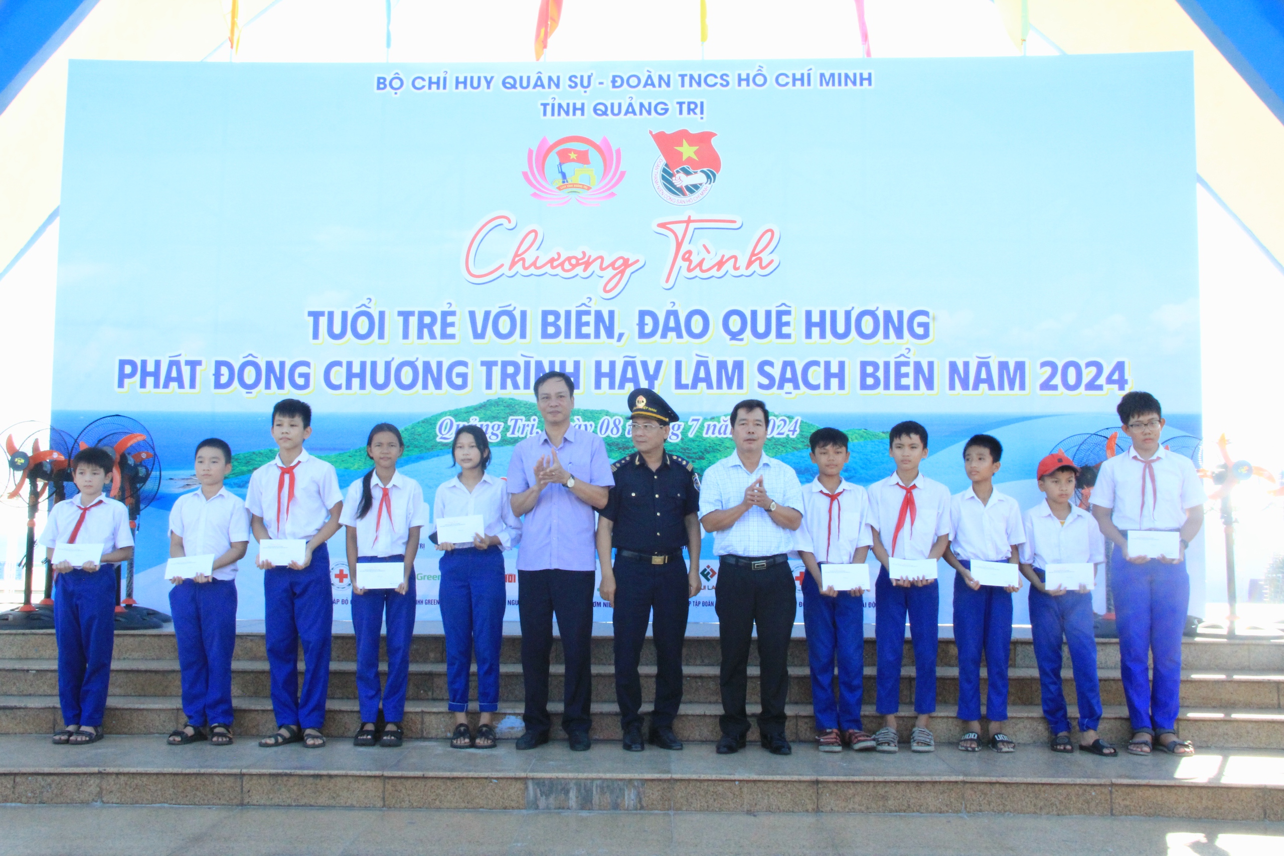 Tặng cờ Tổ quốc c&ugrave;ng nhiều suất qu&agrave; tại chương tr&igrave;nh "Tuổi trẻ với biển, đảo qu&ecirc; hương"- Ảnh 6.