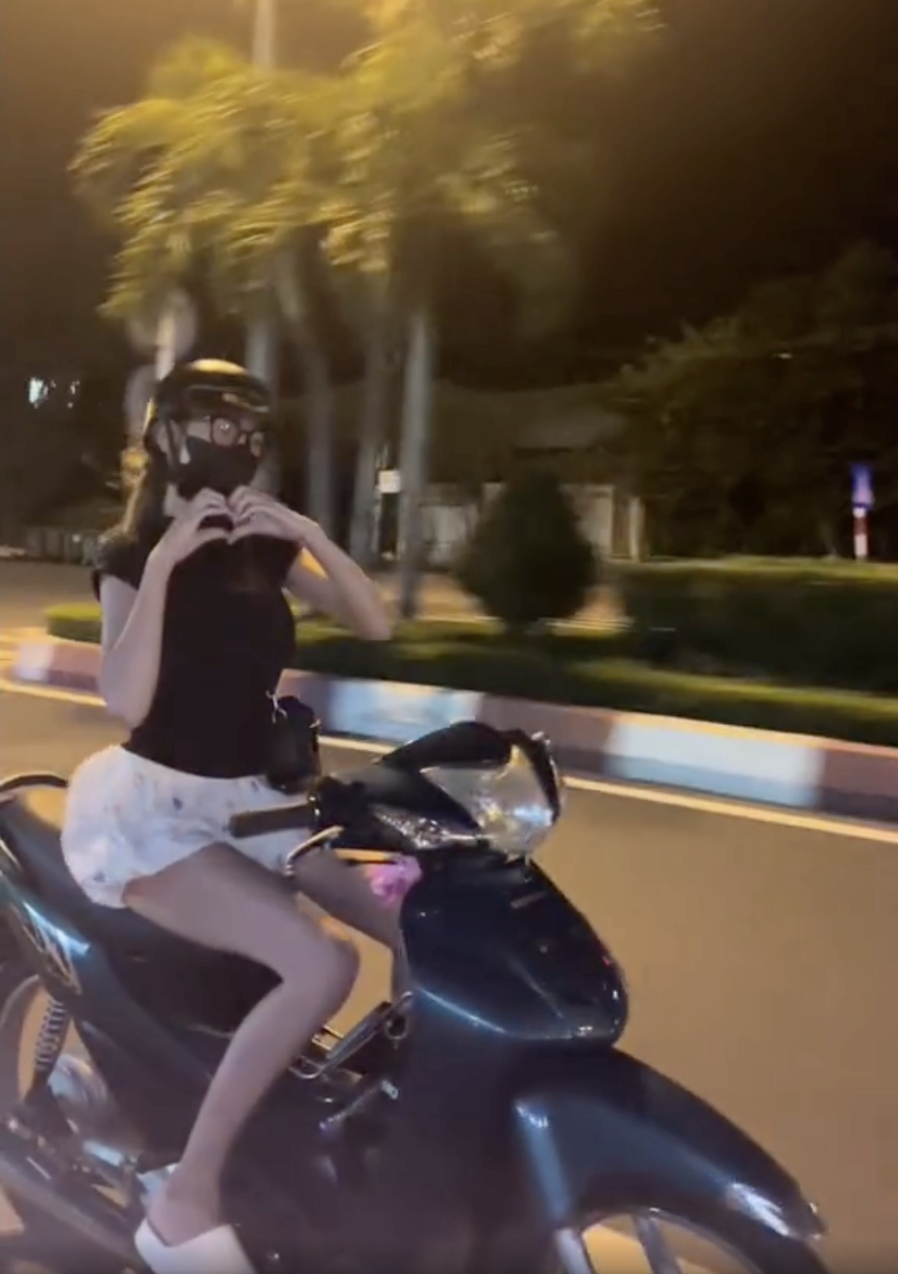 CLIP: Truy t&igrave;m c&ocirc; g&aacute;i l&aacute;i xe bu&ocirc;ng tay l&agrave;m biểu tượng tr&aacute;i tim g&acirc;y 