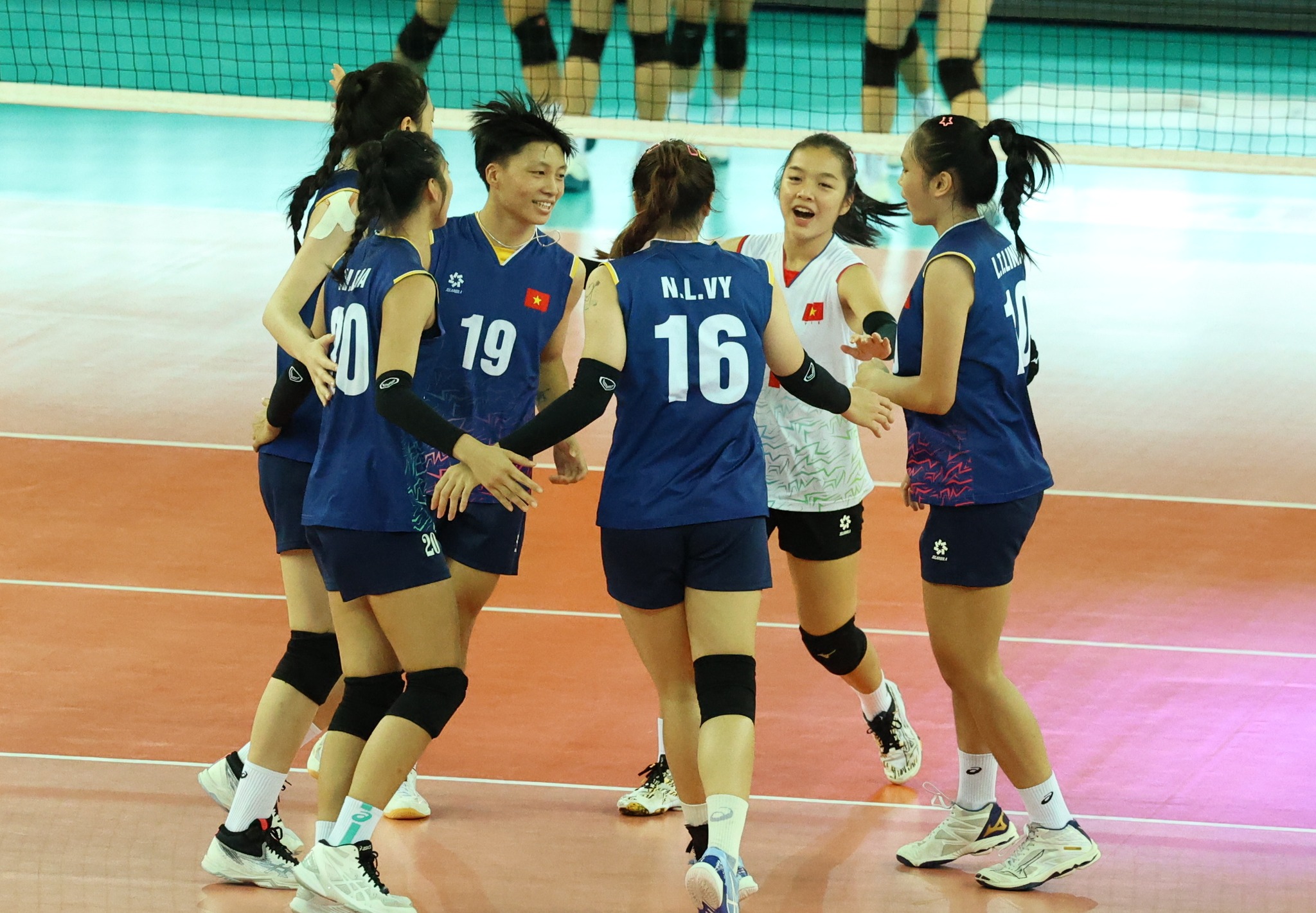 Tuyển U20 Việt Nam gi&agrave;nh quyền tham dự Giải v&ocirc; địch b&oacute;ng chuyền U21 nữ thế giới 2025- Ảnh 6.