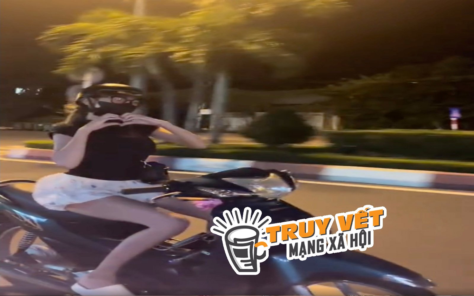 Truy tìm cô gái trẻ lái xe buông tay, làm biểu tượng trái tim