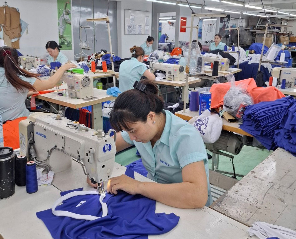 C&ocirc;ng nh&acirc;n C&ocirc;ng ty TNHH Ampfield an t&acirc;m l&agrave;m việc khi phương &aacute;n r&uacute;t BHXH một lần m&agrave; họ chọn được Quốc hội th&ocirc;ng qua Ảnh: THANH NGA