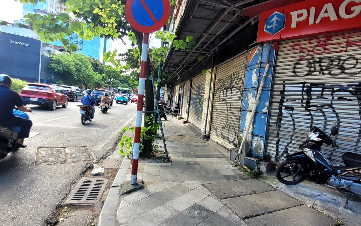 Nhiều cửa hàng ở Hà Nội đóng cửa, mặt bằng giá thuê trăm triệu đồng/tháng bỏ trống