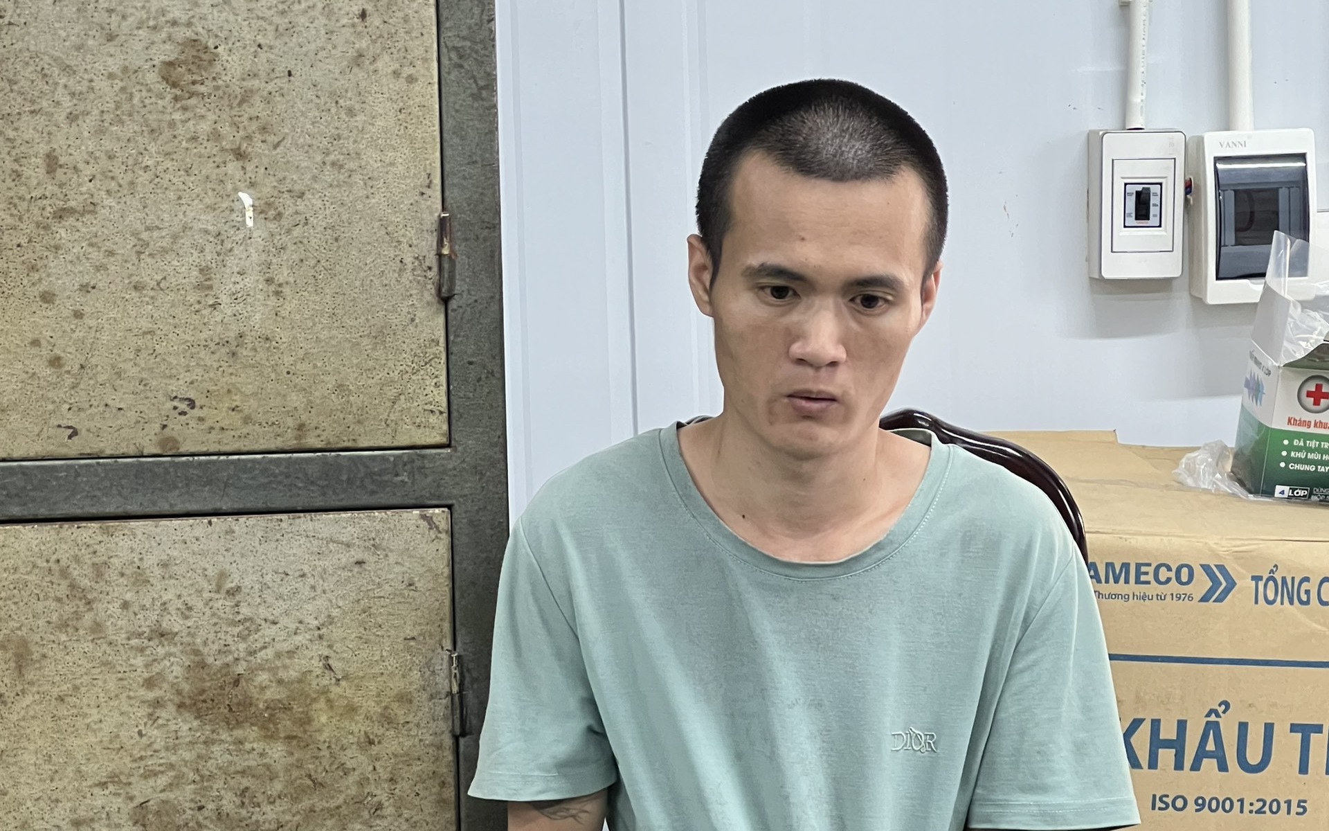 5 cháu bé đang chơi trong nhà, nam thanh niên lao vào đâm 2 cháu thương vong