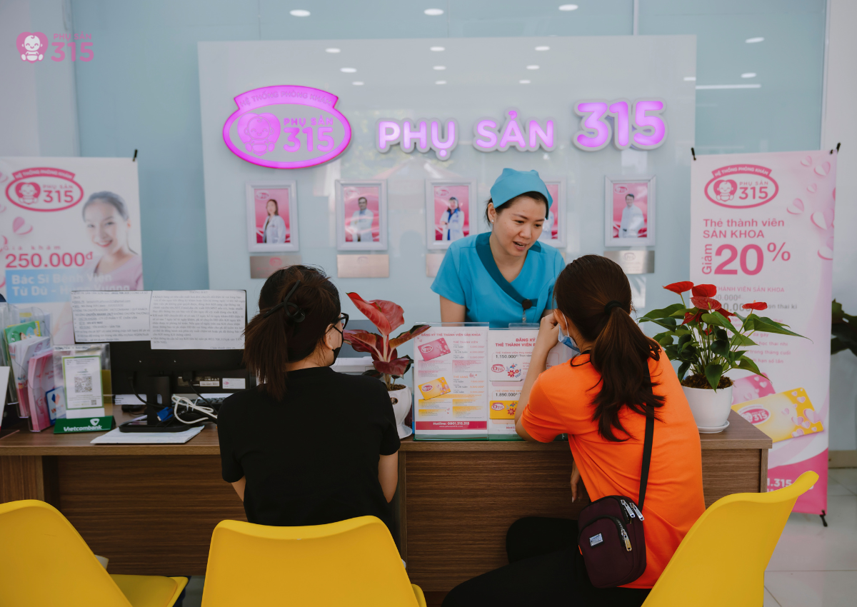 Tr&aacute;nh nhiễm phụ khoa khi dầm mưa hoặc ng&acirc;m m&igrave;nh dưới nước bẩn- Ảnh 1.