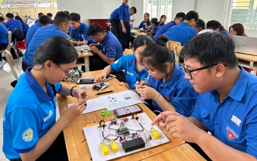 Nữ sinh viên theo ngành kỹ thuật được giảm học phí đáng kể