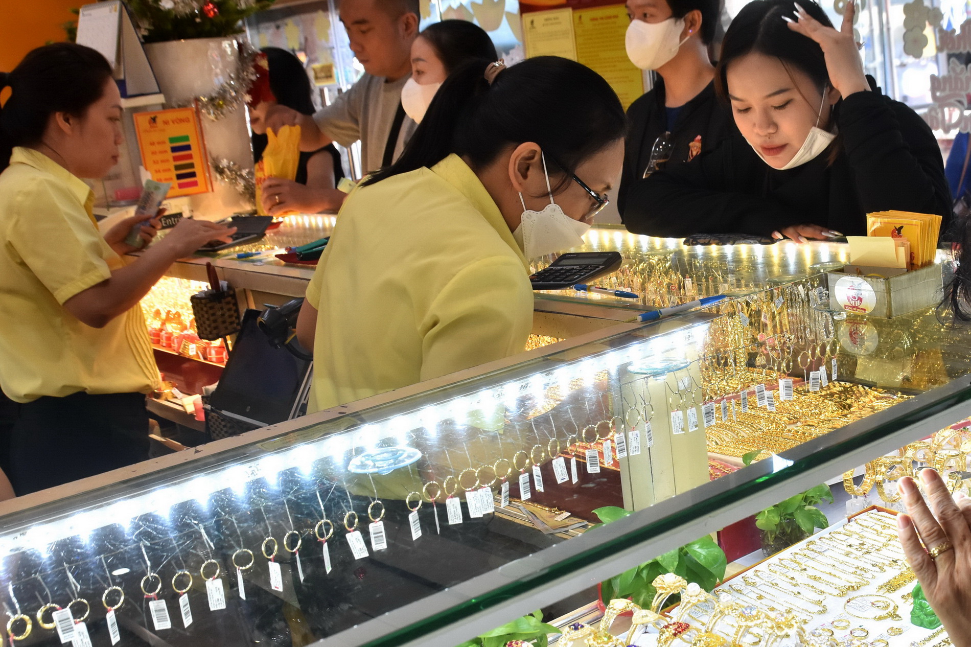 Gi&aacute; v&agrave;ng nhẫn l&ugrave;i xa mốc 77 triệu đồng- Ảnh 1.