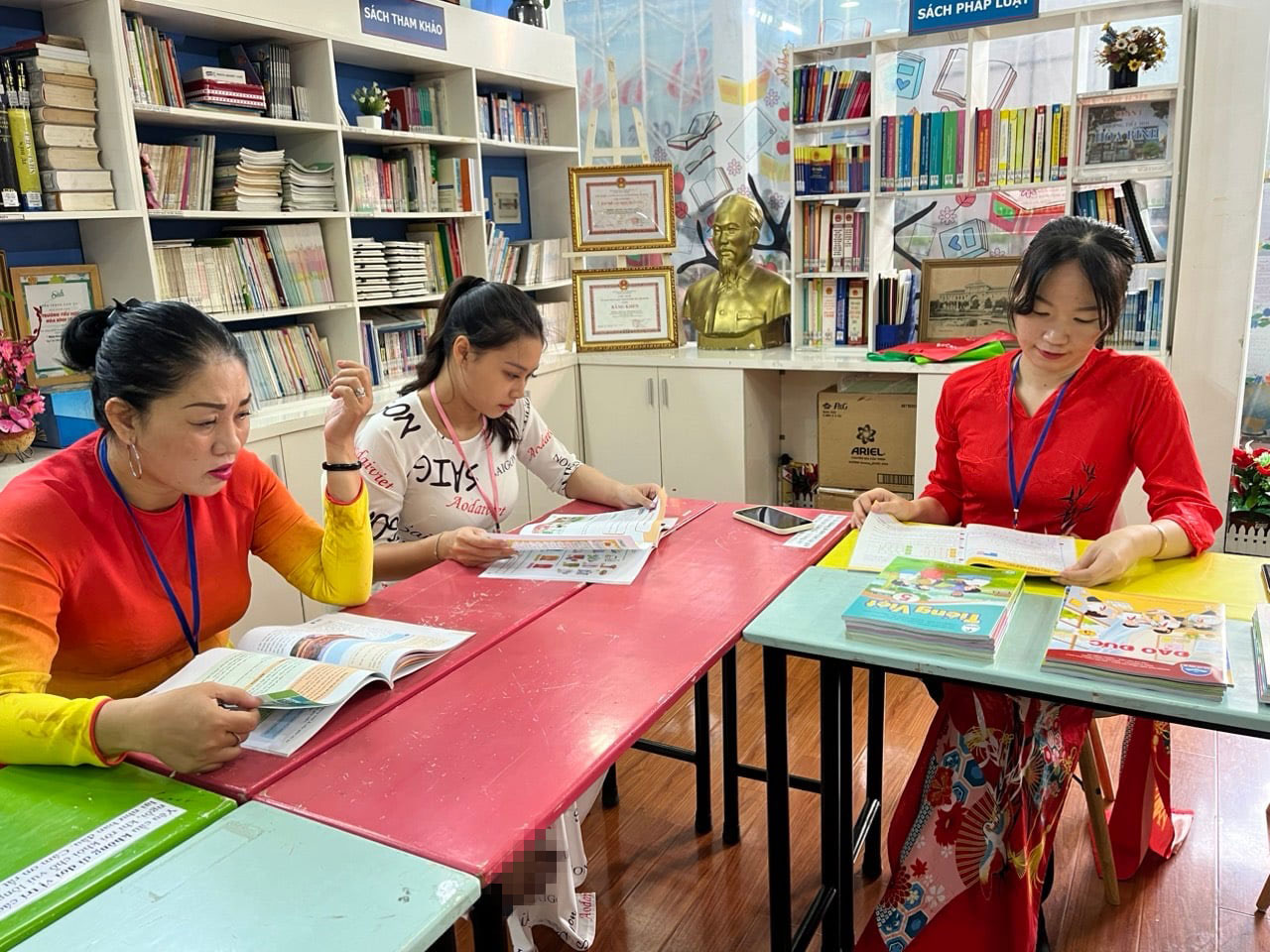 Lo thiếu s&aacute;ch gi&aacute;o khoa cuối cấp- Ảnh 1.