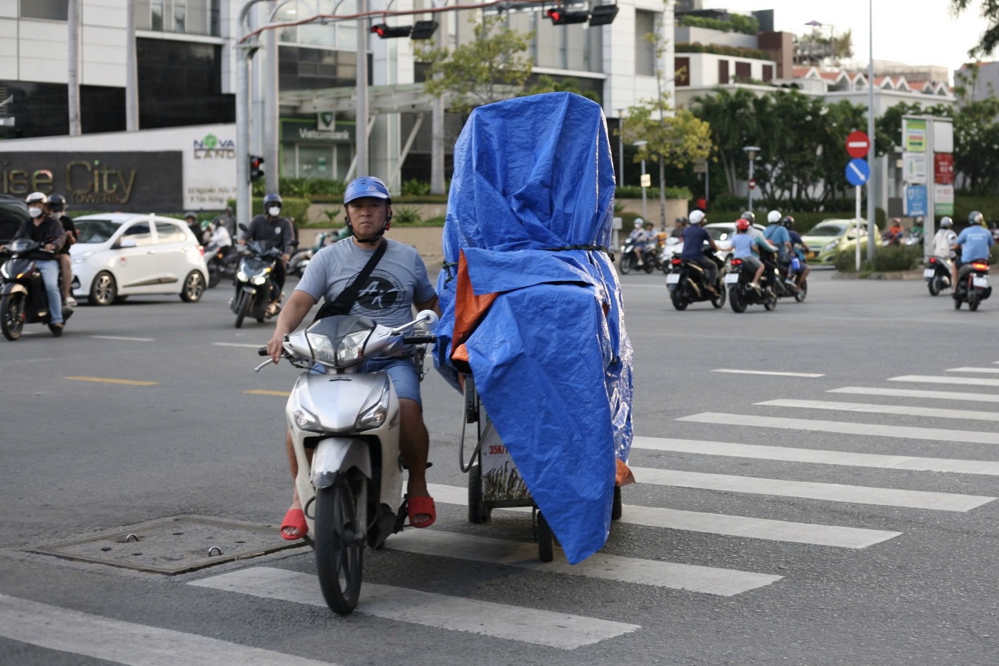H&igrave;nh ảnh giao th&ocirc;ng lộn xộn tại n&uacute;t giao Nguyễn Hữu Thọ- Nguyễn Thị Thập- Ảnh 10.