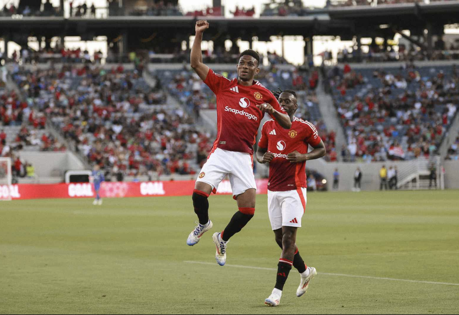 Man United 3-2 Betis: "Quỷ đỏ" tạo mưa b&agrave;n thắng, gi&agrave;nh c&uacute;p tại California- Ảnh 3.