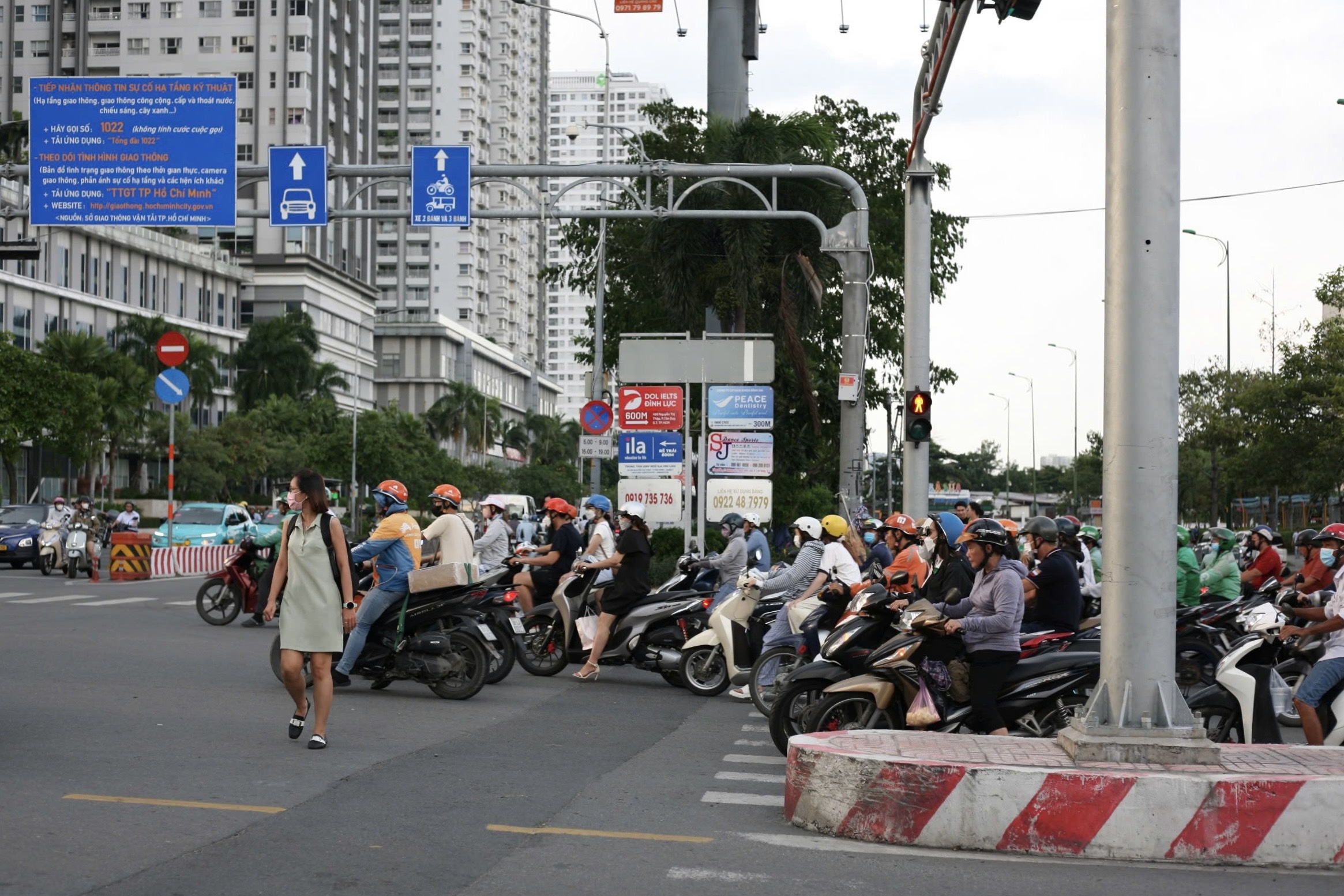 H&igrave;nh ảnh giao th&ocirc;ng lộn xộn tại n&uacute;t giao Nguyễn Hữu Thọ- Nguyễn Thị Thập- Ảnh 6.