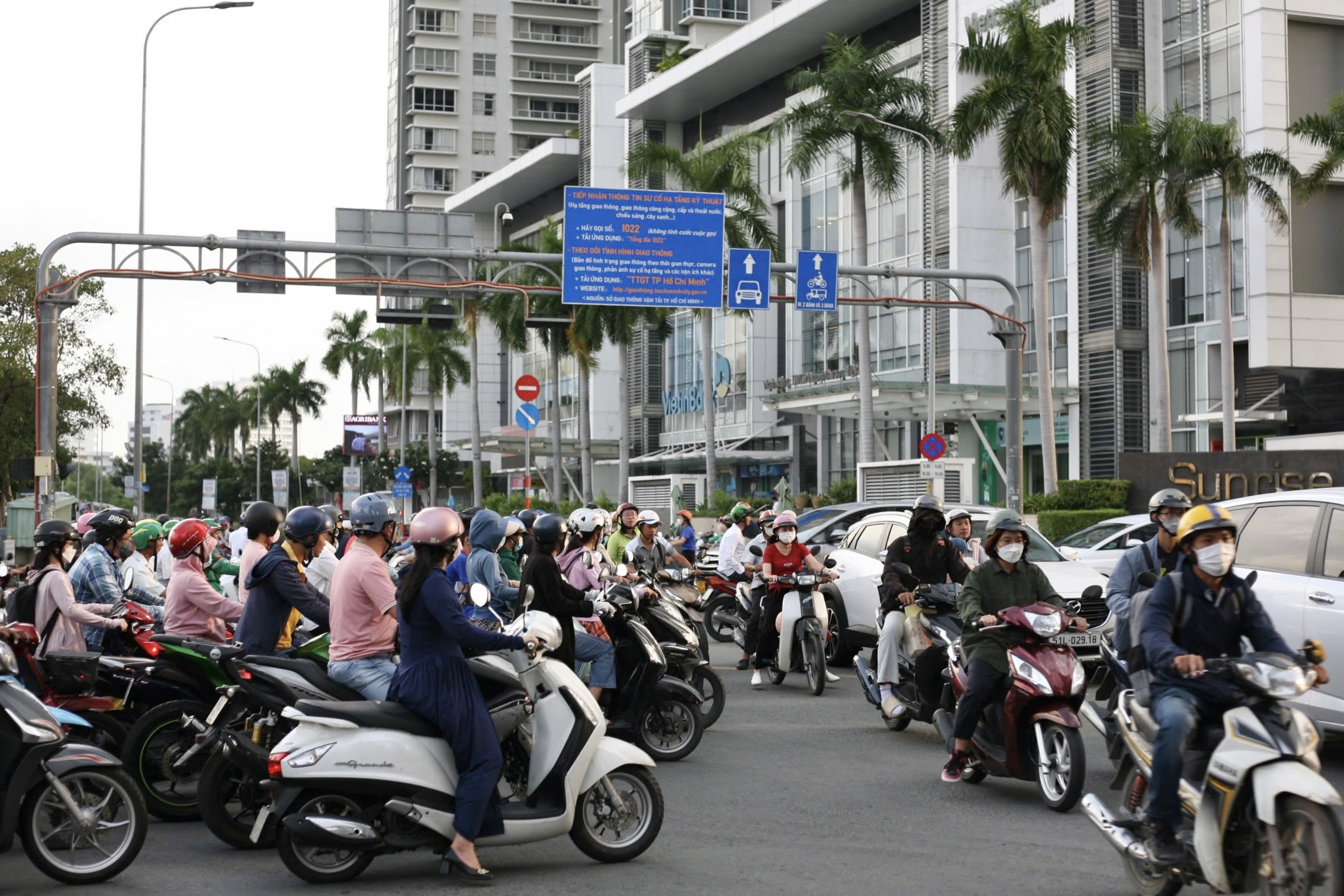 H&igrave;nh ảnh giao th&ocirc;ng lộn xộn tại n&uacute;t giao Nguyễn Hữu Thọ- Nguyễn Thị Thập- Ảnh 2.