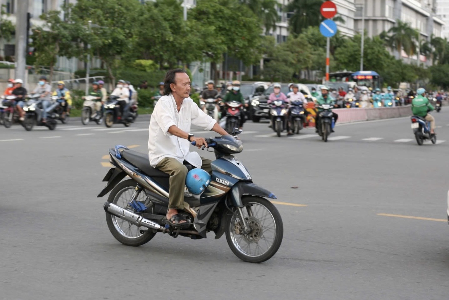 H&igrave;nh ảnh giao th&ocirc;ng lộn xộn tại n&uacute;t giao Nguyễn Hữu Thọ- Nguyễn Thị Thập- Ảnh 9.