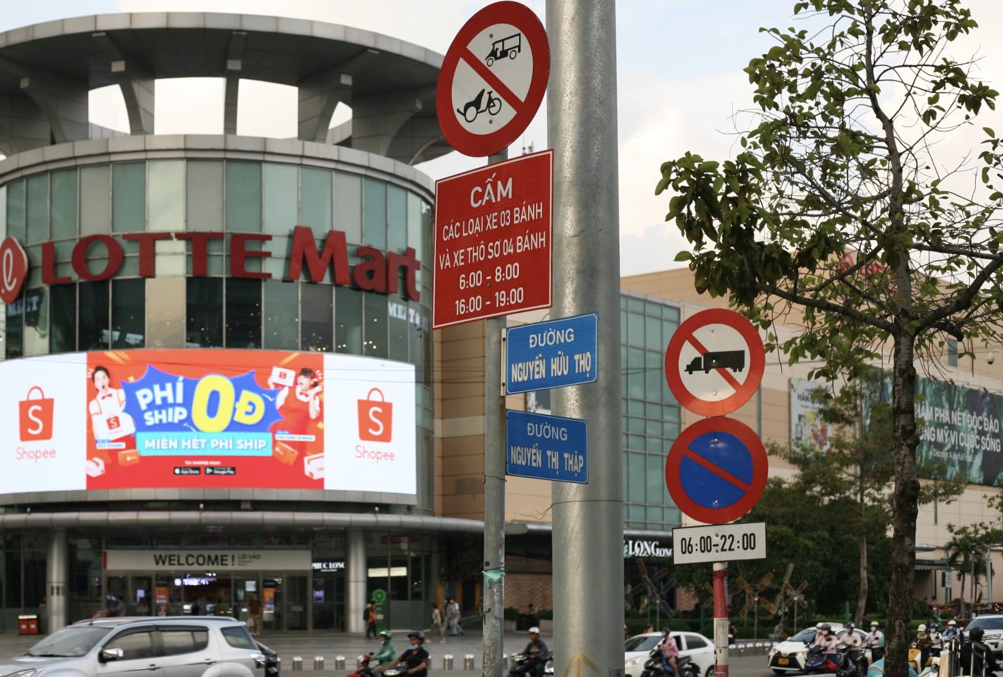 H&igrave;nh ảnh giao th&ocirc;ng lộn xộn tại n&uacute;t giao Nguyễn Hữu Thọ- Nguyễn Thị Thập- Ảnh 11.