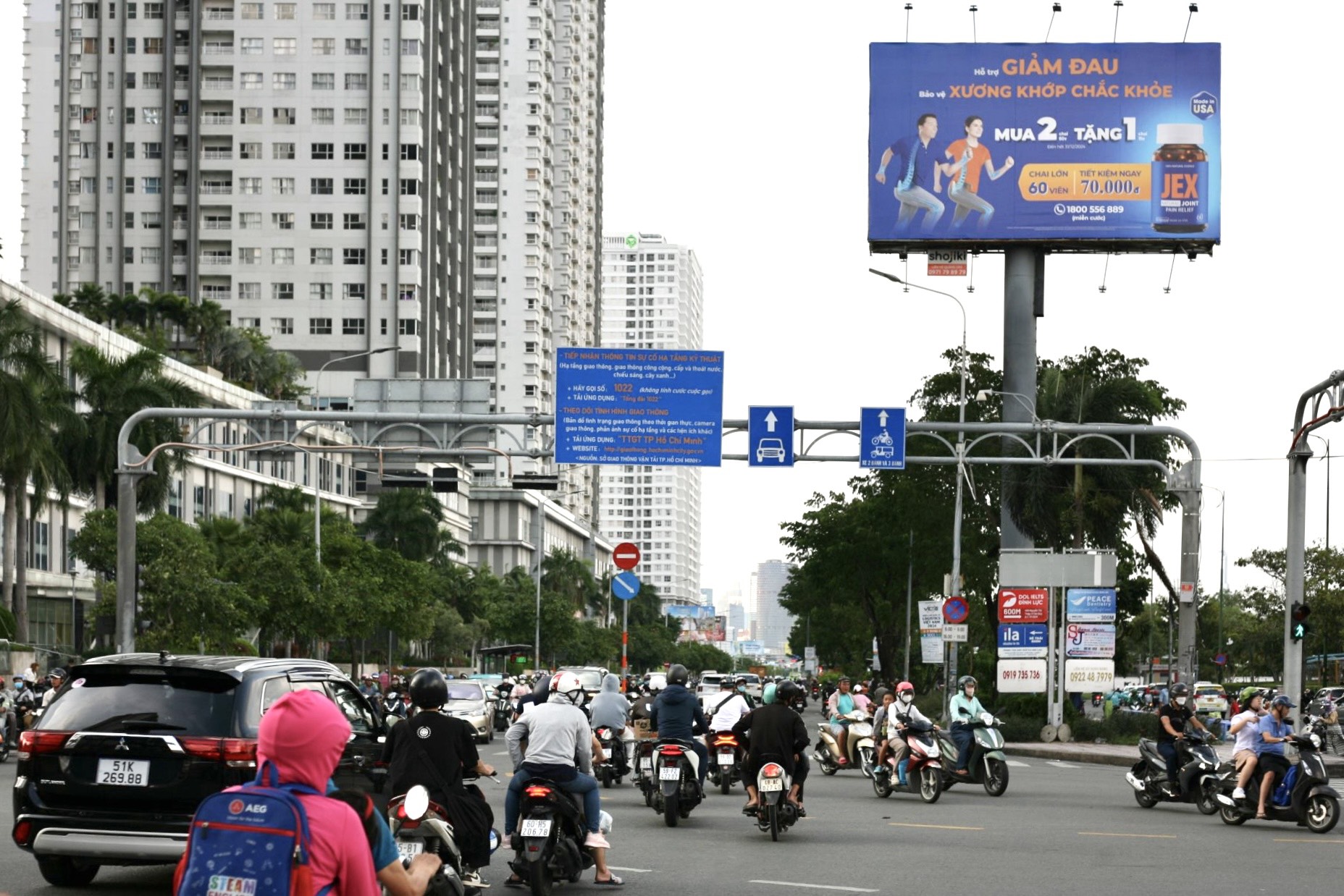 H&igrave;nh ảnh giao th&ocirc;ng lộn xộn tại n&uacute;t giao Nguyễn Hữu Thọ- Nguyễn Thị Thập- Ảnh 3.