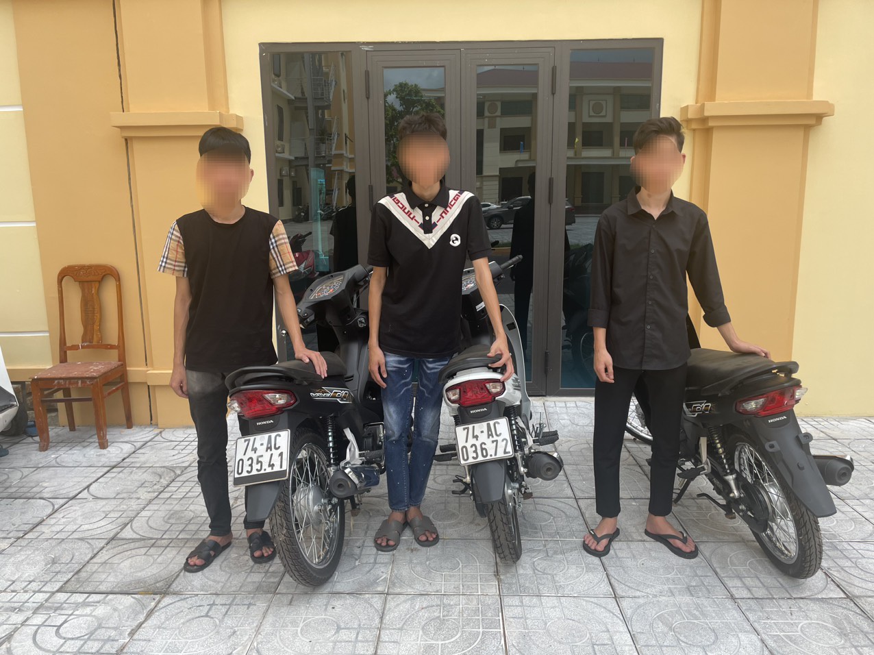 Khởi tố nh&oacute;m "qu&aacute;i xế" bốc đầu xe, d&agrave;n h&agrave;ng ngang tr&ecirc;n đường phố- Ảnh 1.