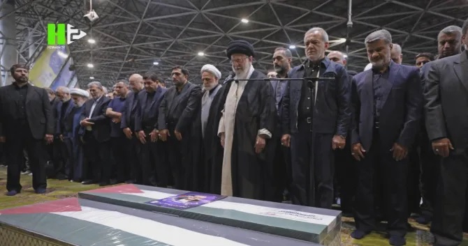 Ayatollah Ali Khamenei, l&atilde;nh đạo tối cao của Iran, đ&atilde; chủ tr&igrave; buổi cầu nguyện cho &ocirc;ng Haniyeh v&agrave;o ng&agrave;y 1-8. Ảnh: X/@h2newsagency
