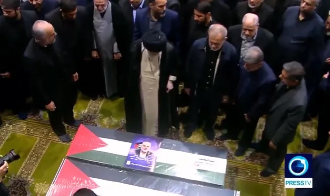Quan t&agrave;i của &ocirc;ng Haniyeh v&agrave; c&aacute;c vệ sĩ của &ocirc;ng được phủ cờ Palestine. Ảnh: X/@PRESS TV